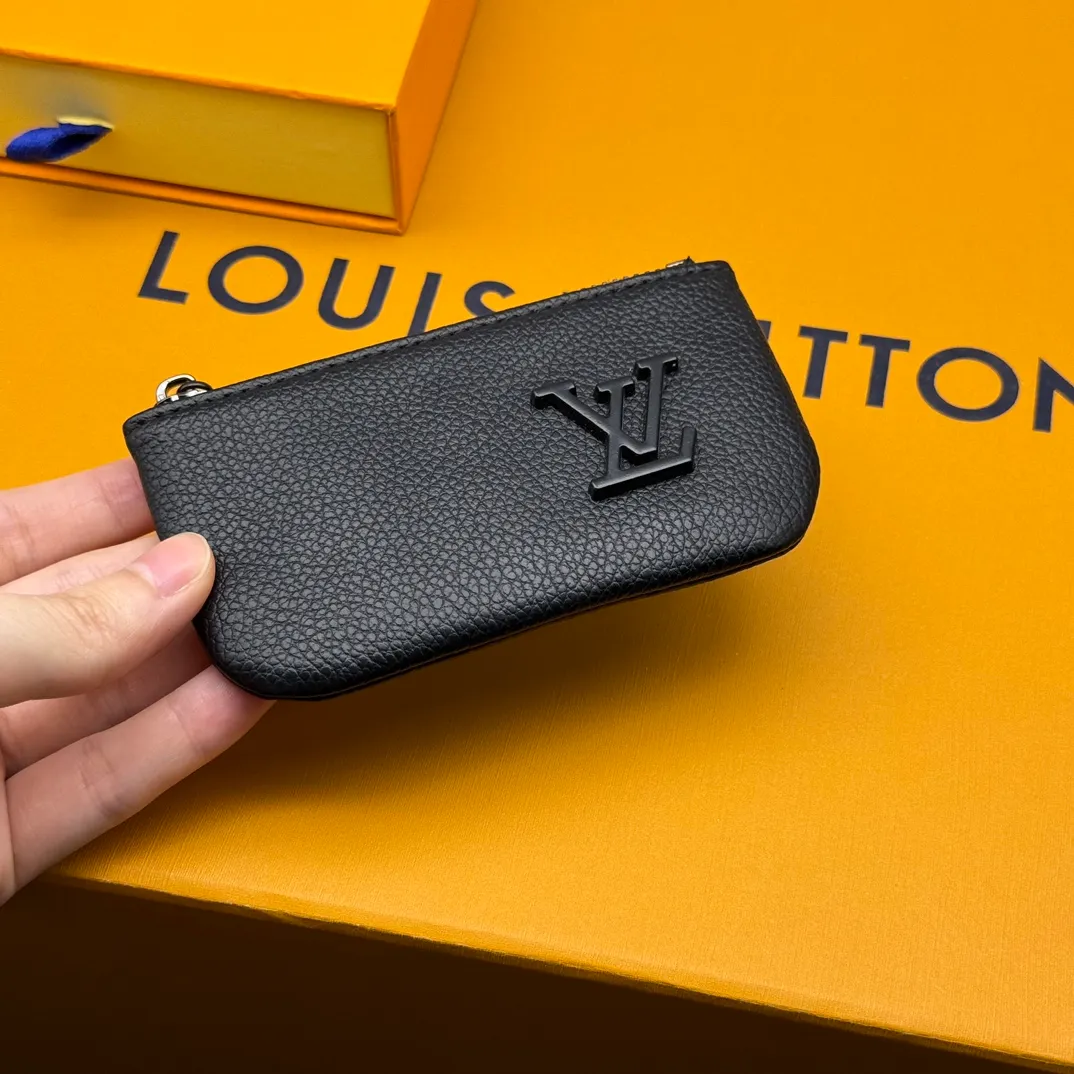 💰110 💎Upgraded original version🇫🇷 Exclusive real shot # This key bag is made of Aerogram leather and has a compact shape. It can store coins, cards and keys. It can also be stored in a pocket or fixed to a large handbag with a chain and hook. Metal LV letters implicitly mark the brand's identity. Model: M81031 M62650 Dimensions: 12 x 7 x 1.5.