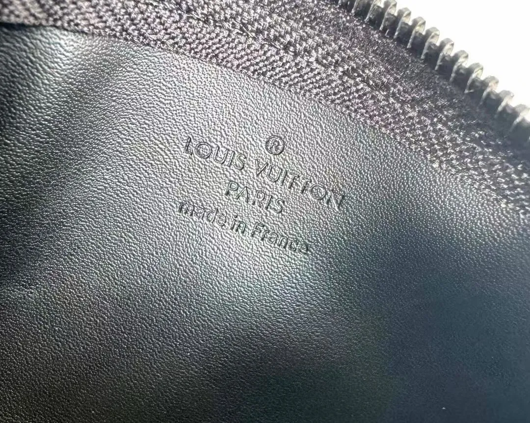 💰110 💎Upgraded original version🇫🇷 Exclusive real shot # This key bag is made of Aerogram leather and has a compact shape. It can store coins, cards and keys. It can also be stored in a pocket or fixed to a large handbag with a chain and hook. Metal LV letters implicitly mark the brand's identity. Model: M81031 M62650 Dimensions: 12 x 7 x 1.5.