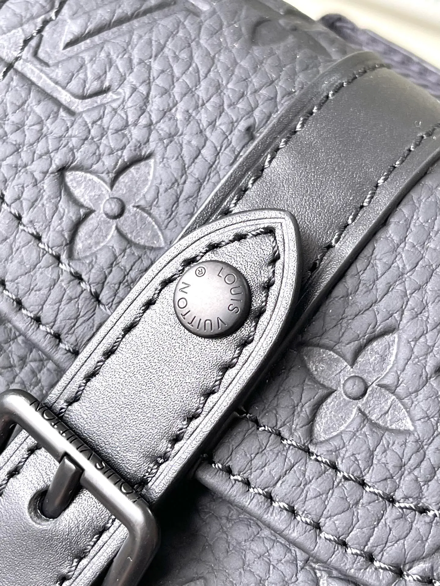 💰940 (first-grain leather) Top-quality original item M83164 This Nano Christopher backpack condenses the classic backpack configuration, making daily small items modern and portable. Soft and durable Tauriton leather is embossed with the iconic Monogram pattern, and exterior pockets and snap buttons complete the functional details. Dimensions: 14 × 19 × 6 cm