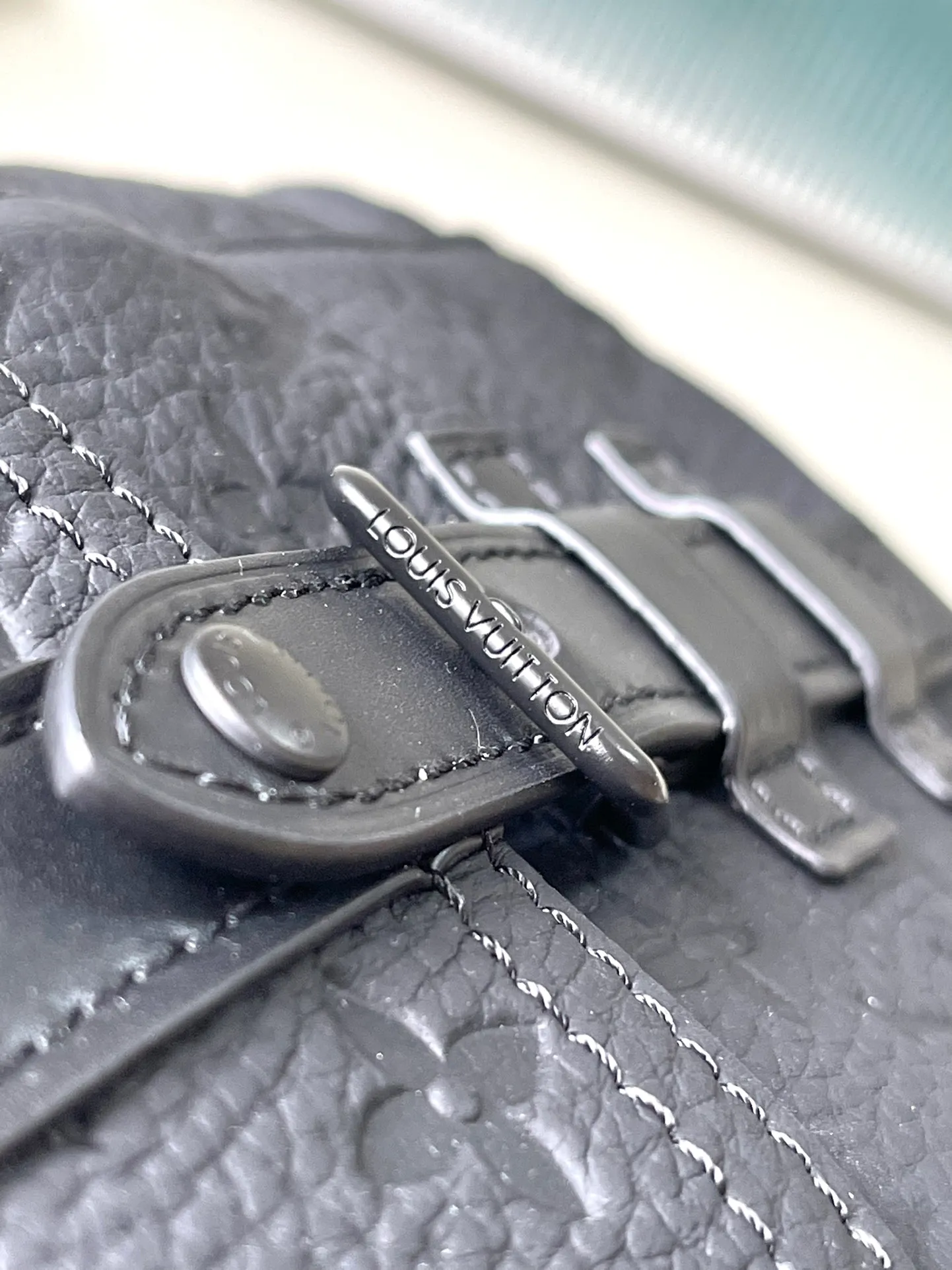 💰940 (first-grain leather) Top-quality original item M83164 This Nano Christopher backpack condenses the classic backpack configuration, making daily small items modern and portable. Soft and durable Tauriton leather is embossed with the iconic Monogram pattern, and exterior pockets and snap buttons complete the functional details. Dimensions: 14 × 19 × 6 cm