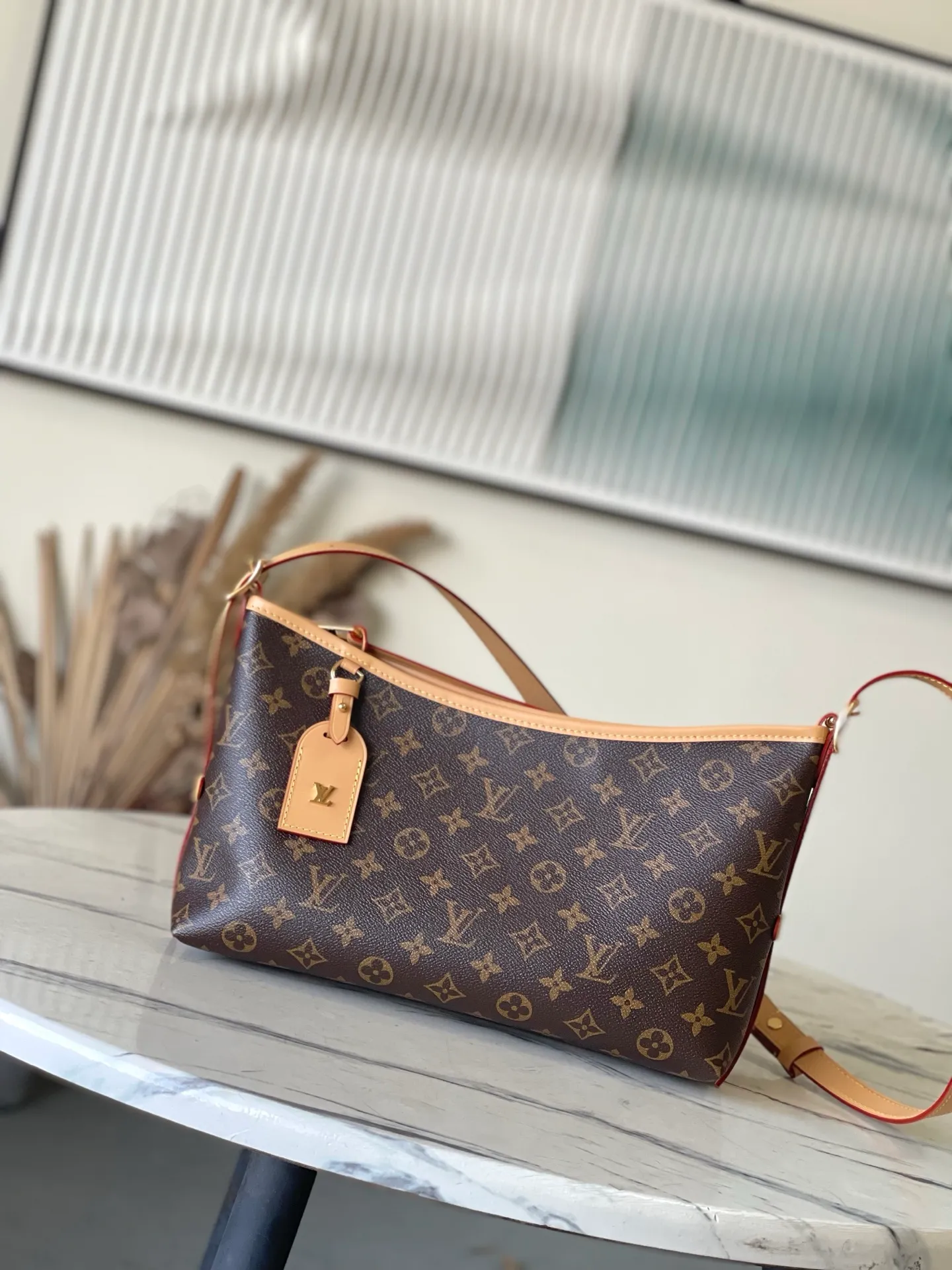 💰840 Top original order M28101 CarryAll EastWest handbag is made of Monogram canvas and leather trim, making it a personal companion for urban life. The generous construction has a neat interior and a large interior pocket adds a functional element. Monogram canvas zippered clutch secured with leather strap. Dimensions: 20 x 10 x 33.5 cm (height x width x length)