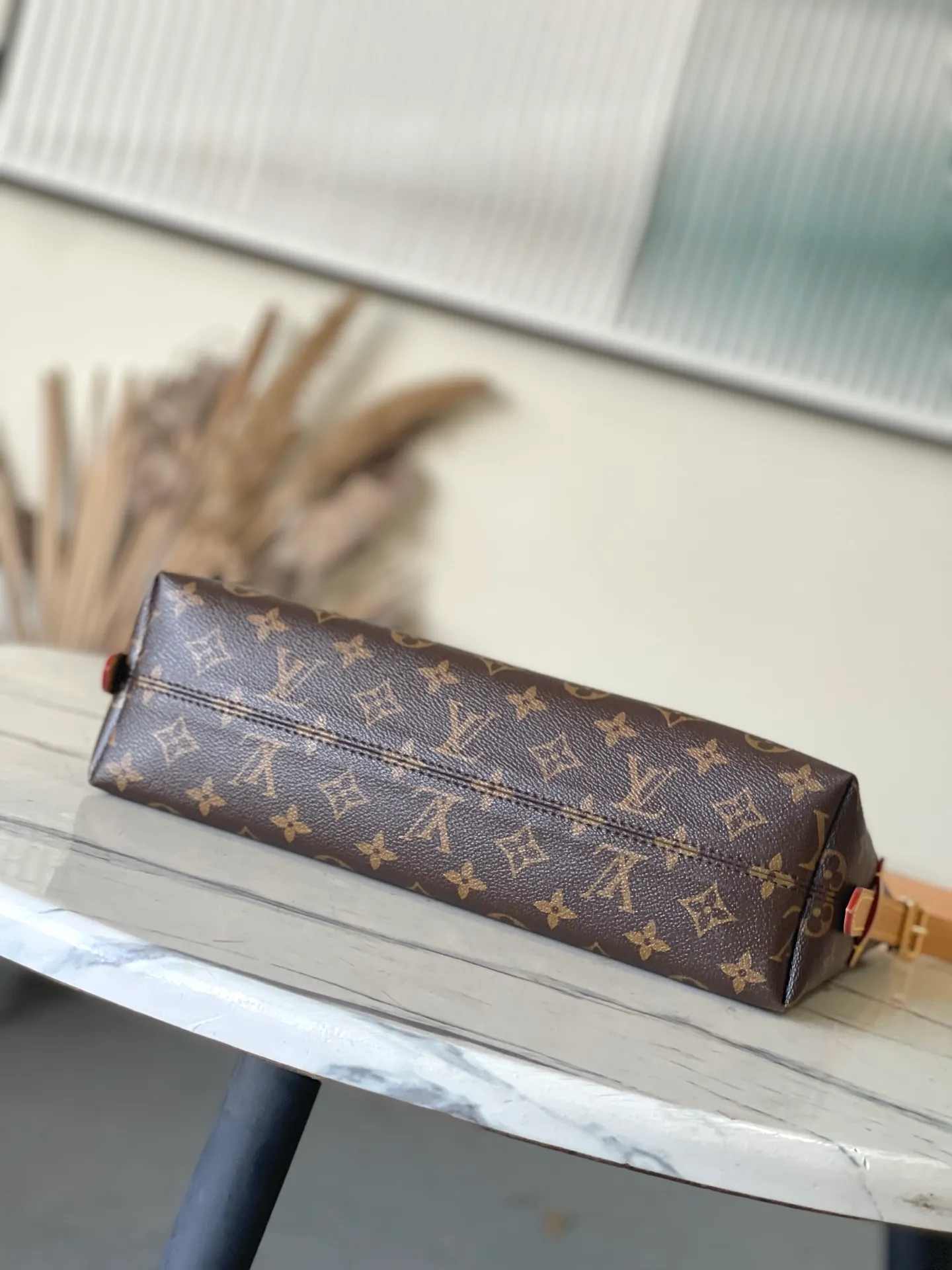 💰840 Top original order M28101 CarryAll EastWest handbag is made of Monogram canvas and leather trim, making it a personal companion for urban life. The generous construction has a neat interior and a large interior pocket adds a functional element. Monogram canvas zippered clutch secured with leather strap. Dimensions: 20 x 10 x 33.5 cm (height x width x length)