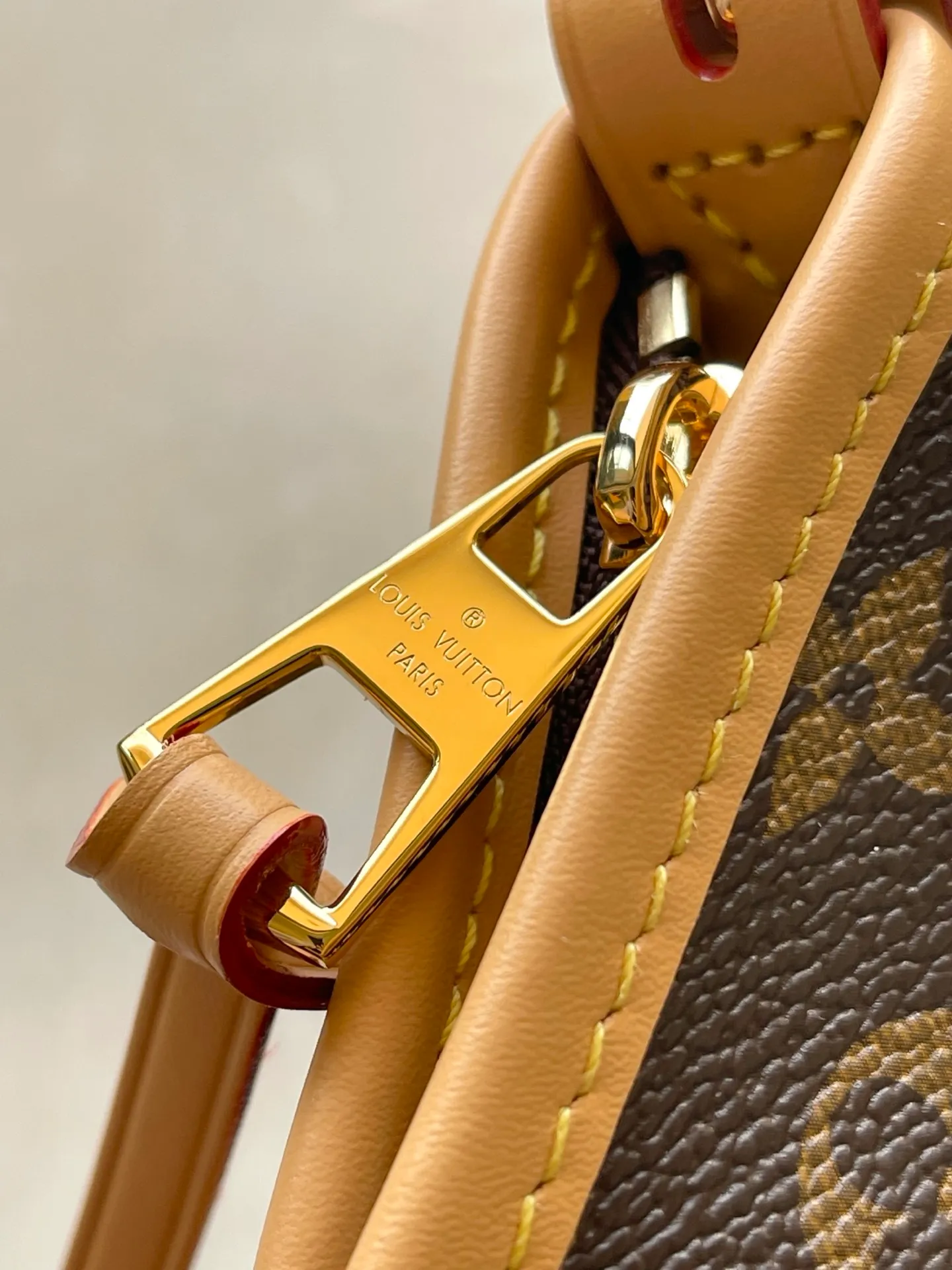 💰840 Top original order M28101 CarryAll EastWest handbag is made of Monogram canvas and leather trim, making it a personal companion for urban life. The generous construction has a neat interior and a large interior pocket adds a functional element. Monogram canvas zippered clutch secured with leather strap. Dimensions: 20 x 10 x 33.5 cm (height x width x length)