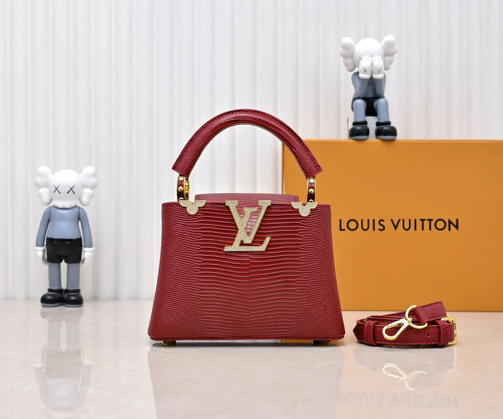 Top original P420 Guangzhou product M12296 maroon lizard leather with gold and diamond corolla🔺This Capucines mini handbag is wrapped in gorgeous lizard leather and lined with delicate sheepskin, embellished with dazzling metal parts. The flip cover reads LV letters inside, and a Monogram flower blooms when turned out. Its compact size makes it a dazzling choice for evening occasions. Detailed features 21 x 14 x 8 cm (length x height x width