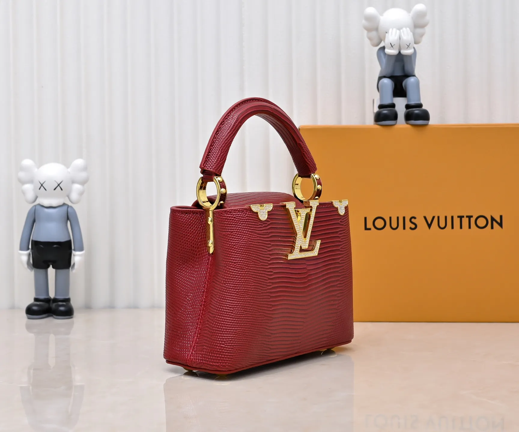 Top original P420 Guangzhou product M12296 maroon lizard leather with gold and diamond corolla🔺This Capucines mini handbag is wrapped in gorgeous lizard leather and lined with delicate sheepskin, embellished with dazzling metal parts. The flip cover reads LV letters inside, and a Monogram flower blooms when turned out. Its compact size makes it a dazzling choice for evening occasions. Detailed features 21 x 14 x 8 cm (length x height x width