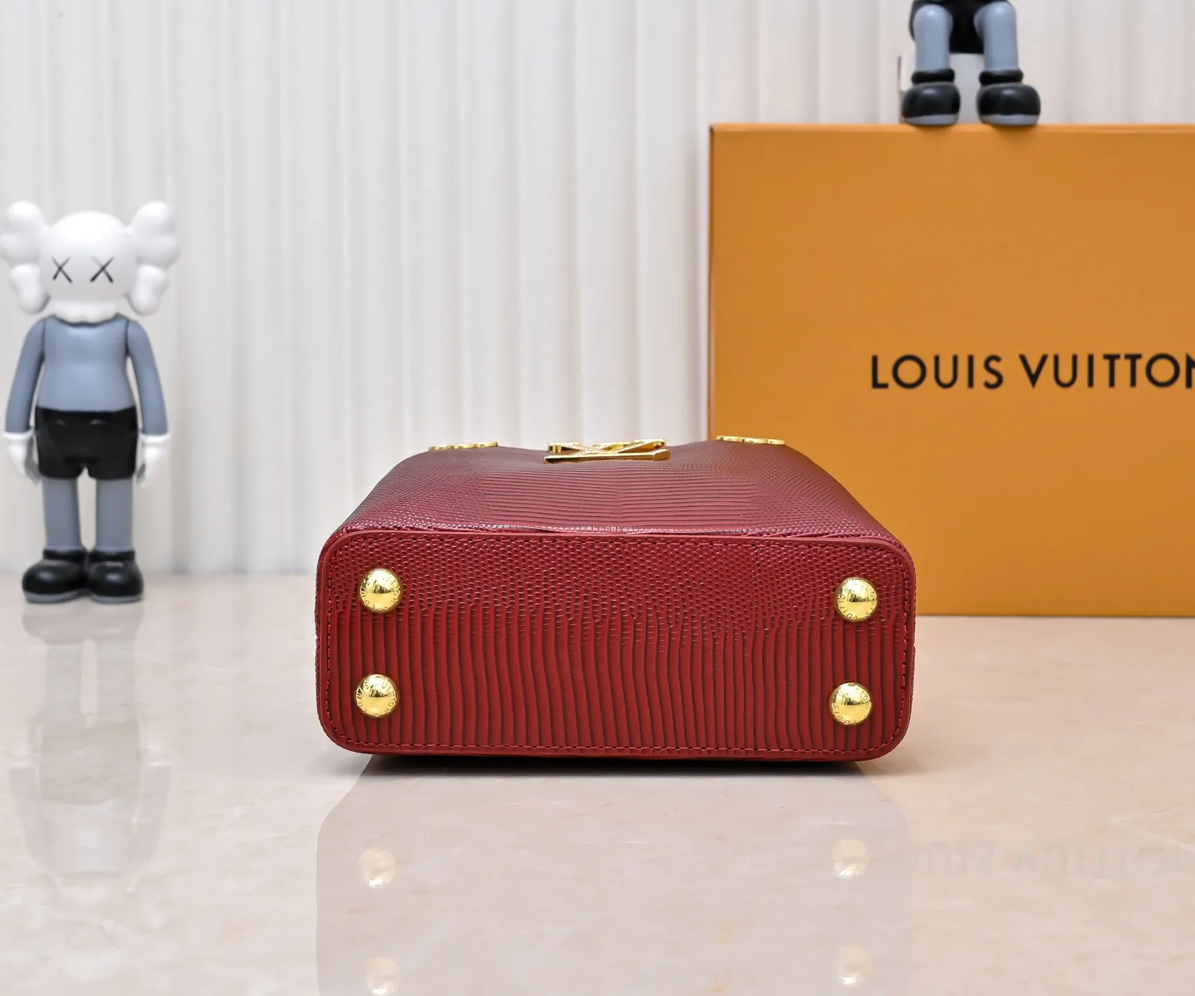 Top original P420 Guangzhou product M12296 maroon lizard leather with gold and diamond corolla🔺This Capucines mini handbag is wrapped in gorgeous lizard leather and lined with delicate sheepskin, embellished with dazzling metal parts. The flip cover reads LV letters inside, and a Monogram flower blooms when turned out. Its compact size makes it a dazzling choice for evening occasions. Detailed features 21 x 14 x 8 cm (length x height x width
