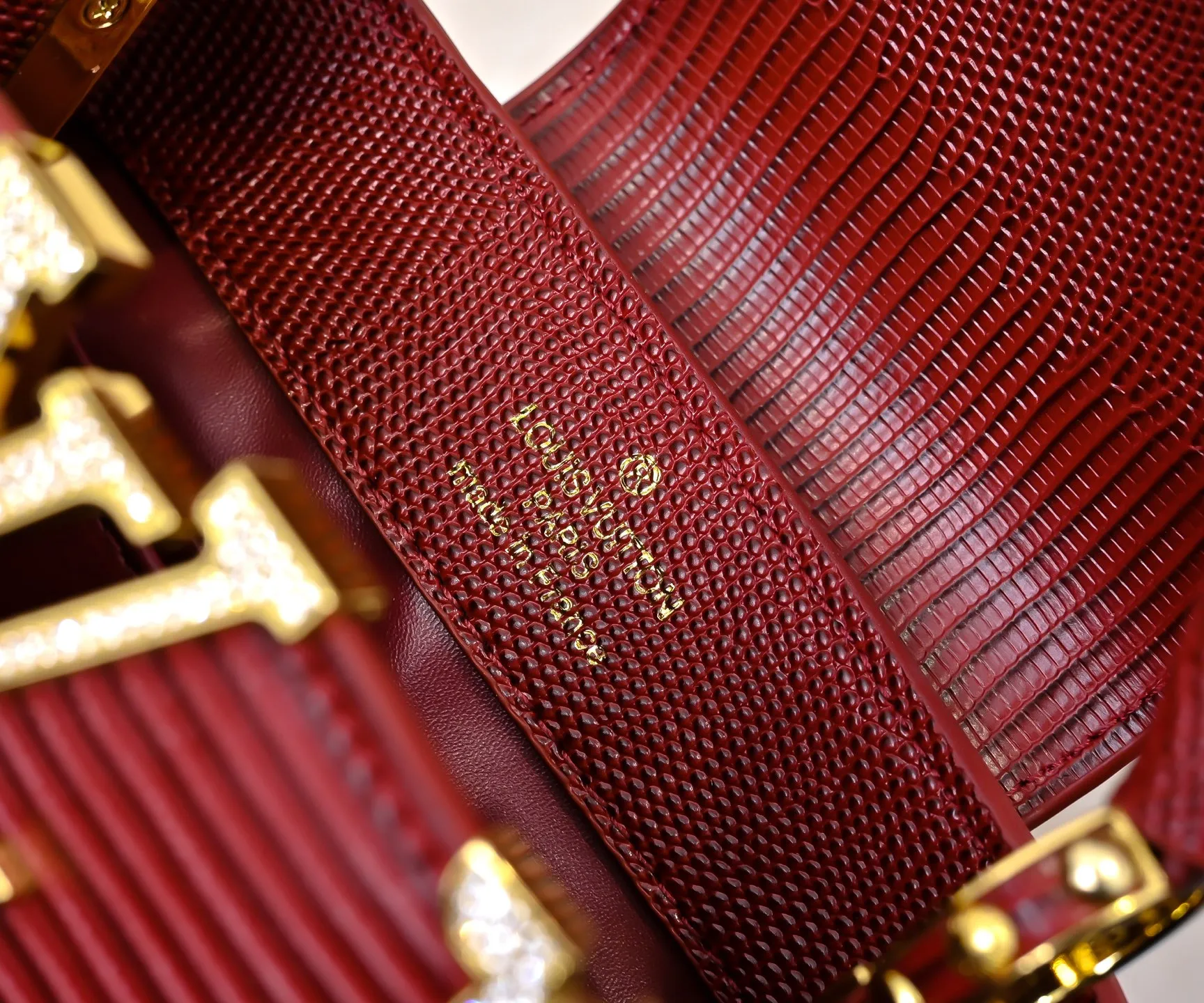 Top original P420 Guangzhou product M12296 maroon lizard leather with gold and diamond corolla🔺This Capucines mini handbag is wrapped in gorgeous lizard leather and lined with delicate sheepskin, embellished with dazzling metal parts. The flip cover reads LV letters inside, and a Monogram flower blooms when turned out. Its compact size makes it a dazzling choice for evening occasions. Detailed features 21 x 14 x 8 cm (length x height x width
