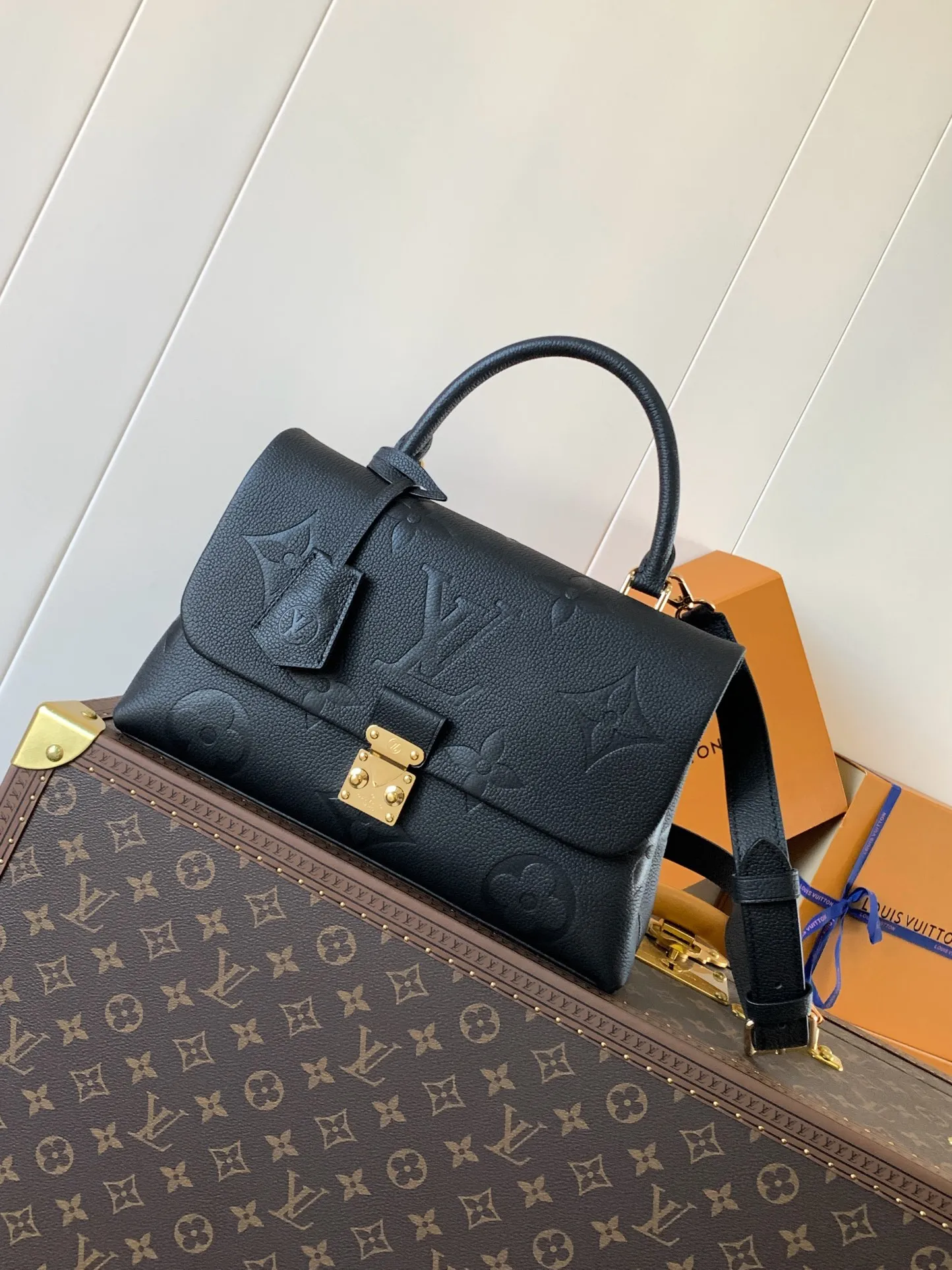 💰1060 (top layer leather) top original order, transcoding chip M45976 embossed black large size M46041 large gray silk screen M45979 black silk screen Louis Vuitton's new Madeleine medium handbag is made of Monogram Empreinte embossed leather, with a top handle, suitable for business or leisure occasions. The leather key pouch and S-lock clasp reflect the brand's travel heritage, while the detachable and adjustable shoulder strap allows for a variety of carrying options. Dimensions: 30.0 x 19.5 x 11.0 cm (length x height x width)