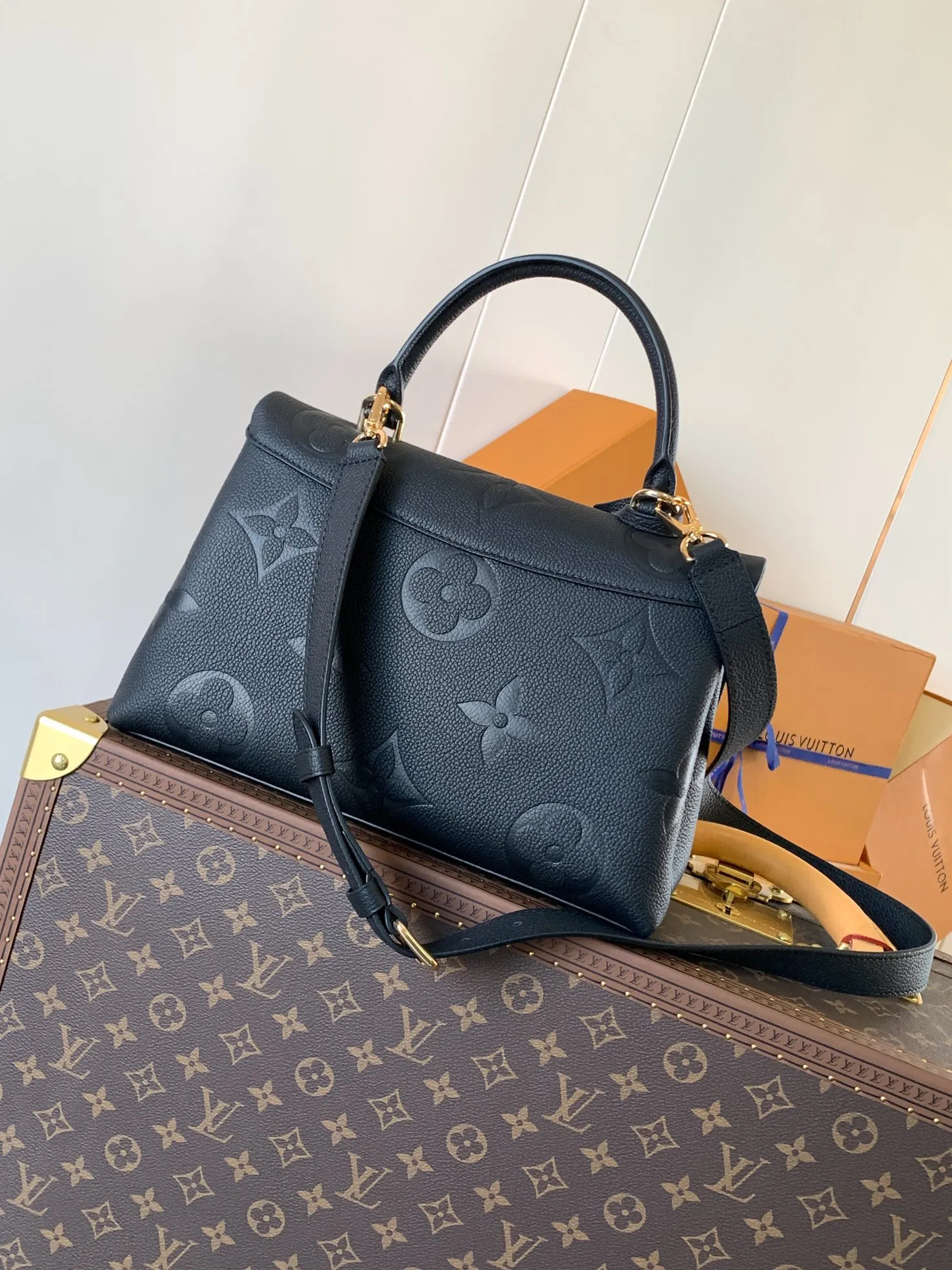 💰1060 (top layer leather) top original order, transcoding chip M45976 embossed black large size M46041 large gray silk screen M45979 black silk screen Louis Vuitton's new Madeleine medium handbag is made of Monogram Empreinte embossed leather, with a top handle, suitable for business or leisure occasions. The leather key pouch and S-lock clasp reflect the brand's travel heritage, while the detachable and adjustable shoulder strap allows for a variety of carrying options. Dimensions: 30.0 x 19.5 x 11.0 cm (length x height x width)