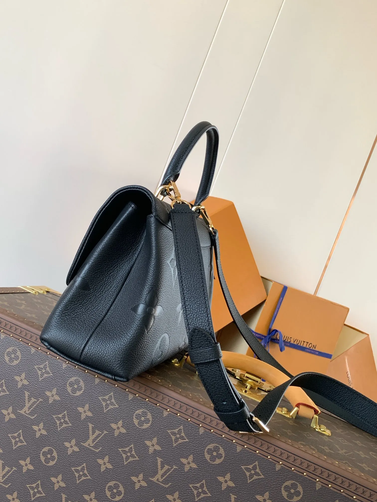 💰1060 (top layer leather) top original order, transcoding chip M45976 embossed black large size M46041 large gray silk screen M45979 black silk screen Louis Vuitton's new Madeleine medium handbag is made of Monogram Empreinte embossed leather, with a top handle, suitable for business or leisure occasions. The leather key pouch and S-lock clasp reflect the brand's travel heritage, while the detachable and adjustable shoulder strap allows for a variety of carrying options. Dimensions: 30.0 x 19.5 x 11.0 cm (length x height x width)