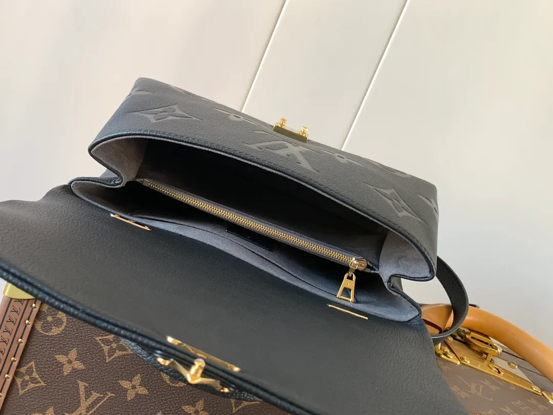 💰1060 (top layer leather) top original order, transcoding chip M45976 embossed black large size M46041 large gray silk screen M45979 black silk screen Louis Vuitton's new Madeleine medium handbag is made of Monogram Empreinte embossed leather, with a top handle, suitable for business or leisure occasions. The leather key pouch and S-lock clasp reflect the brand's travel heritage, while the detachable and adjustable shoulder strap allows for a variety of carrying options. Dimensions: 30.0 x 19.5 x 11.0 cm (length x height x width)