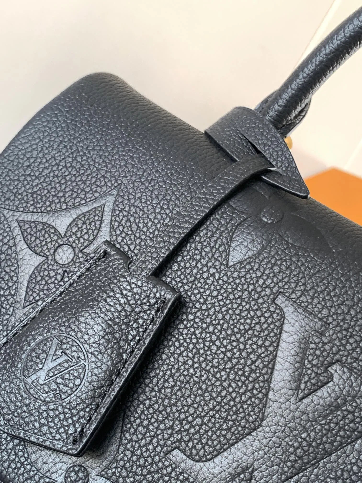 💰1060 (top layer leather) top original order, transcoding chip M45976 embossed black large size M46041 large gray silk screen M45979 black silk screen Louis Vuitton's new Madeleine medium handbag is made of Monogram Empreinte embossed leather, with a top handle, suitable for business or leisure occasions. The leather key pouch and S-lock clasp reflect the brand's travel heritage, while the detachable and adjustable shoulder strap allows for a variety of carrying options. Dimensions: 30.0 x 19.5 x 11.0 cm (length x height x width)