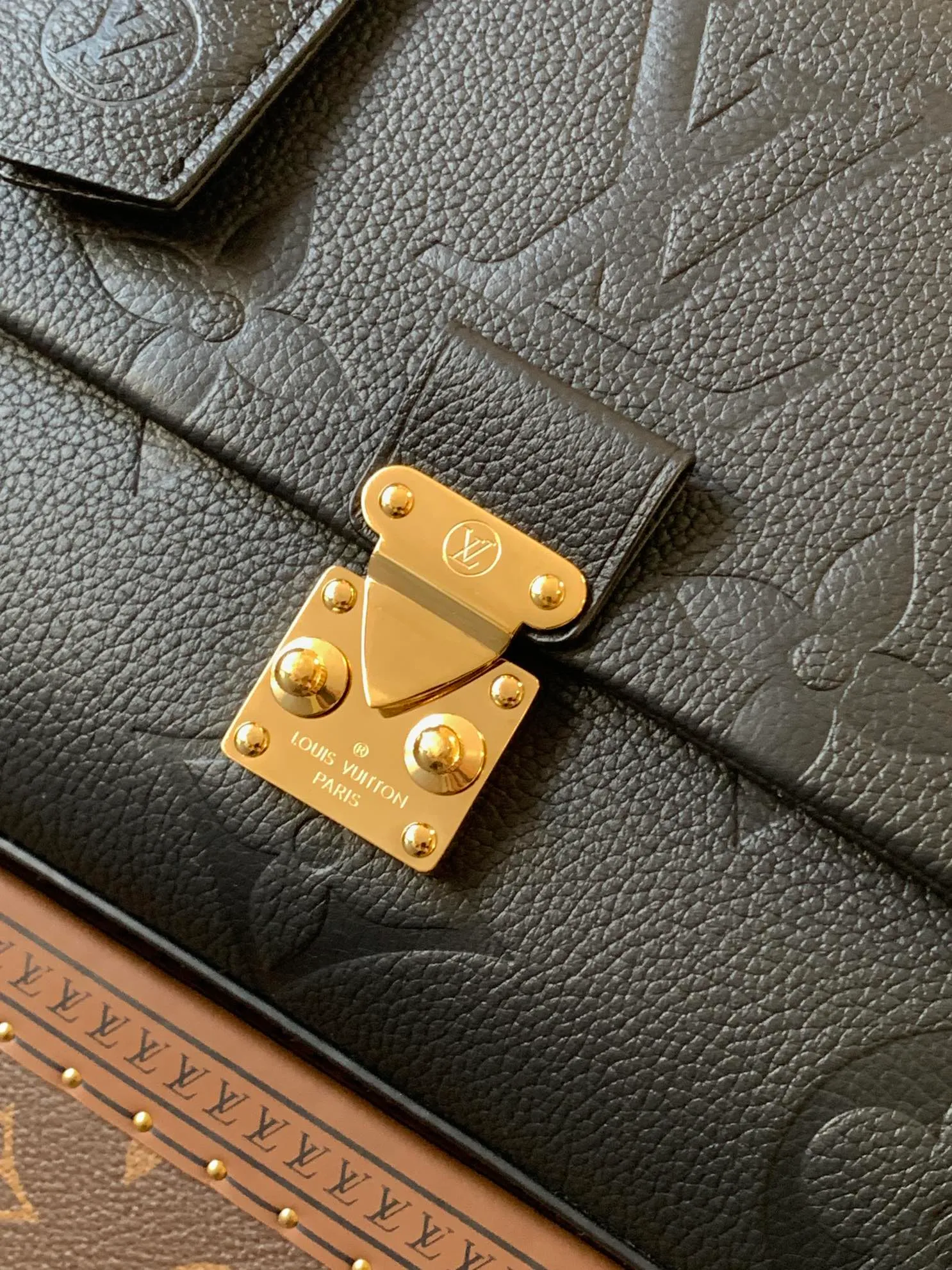 💰1060 (top layer leather) top original order, transcoding chip M45976 embossed black large size M46041 large gray silk screen M45979 black silk screen Louis Vuitton's new Madeleine medium handbag is made of Monogram Empreinte embossed leather, with a top handle, suitable for business or leisure occasions. The leather key pouch and S-lock clasp reflect the brand's travel heritage, while the detachable and adjustable shoulder strap allows for a variety of carrying options. Dimensions: 30.0 x 19.5 x 11.0 cm (length x height x width)