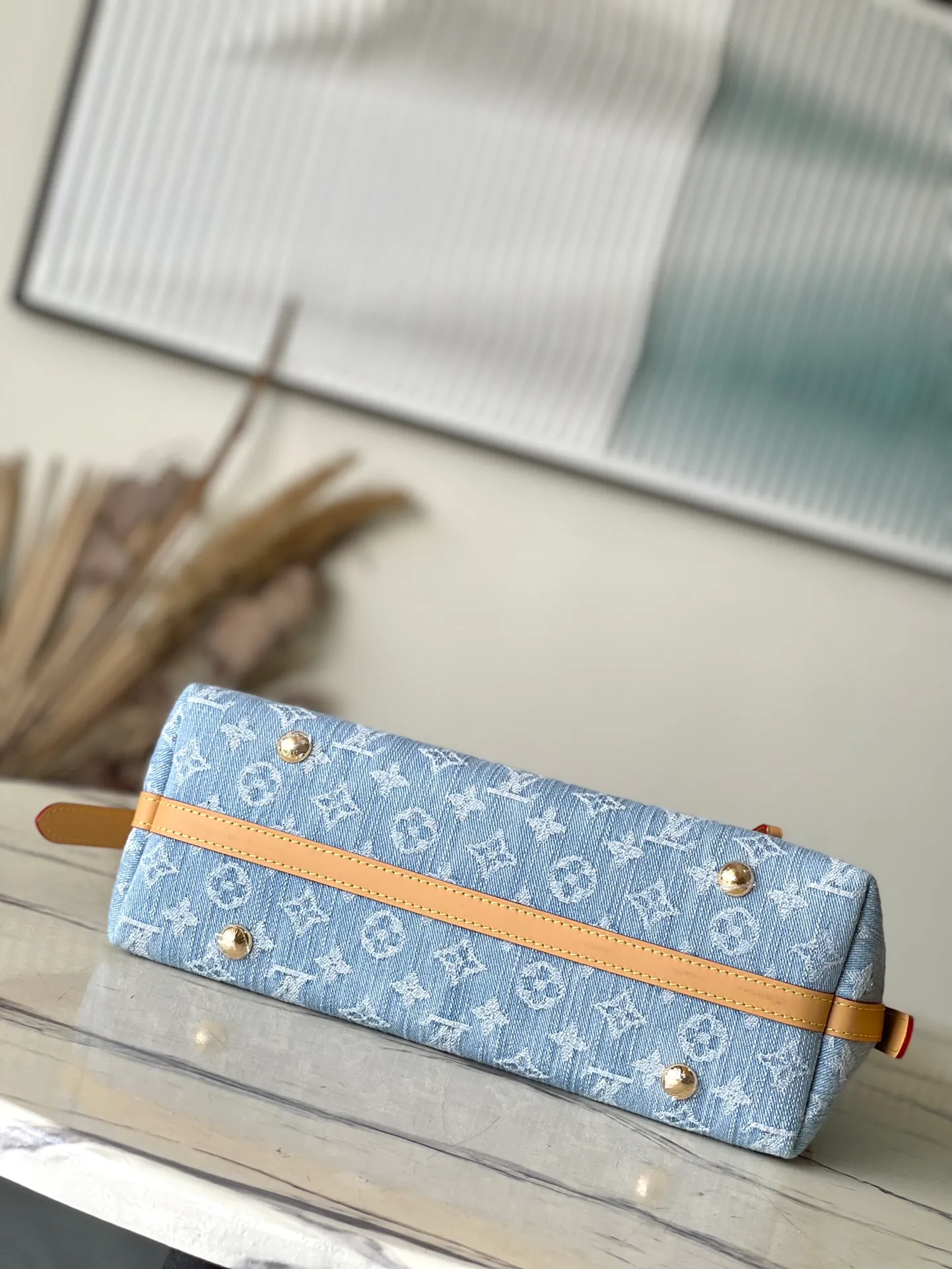 💰1040 Top original order M11462 This small carryall handbag comes from the LV By The Pool series. It is made of Monogram Denim cotton to show the elegance of the sand-washed Monogram pattern. The inner bag and detachable clutch bag are rich in design, and the adjustable shoulder strap allows you to carry it by hand, shoulder or cross-body. Dimensions: 29 × 24 × 12 cm