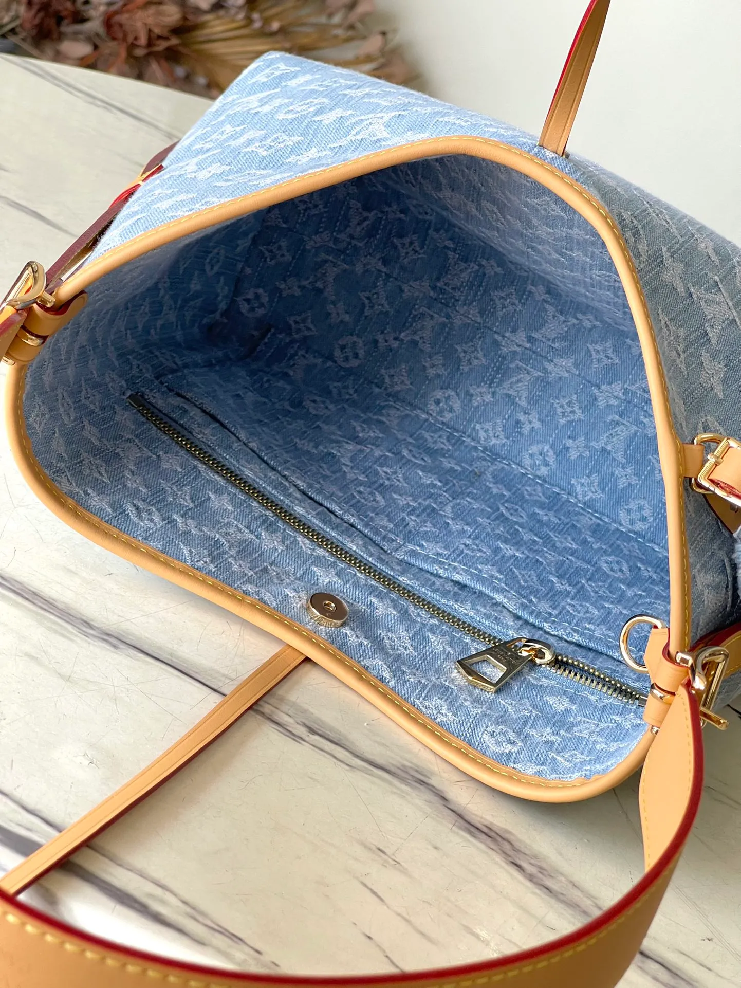 💰1040 Top original order M11462 This small carryall handbag comes from the LV By The Pool series. It is made of Monogram Denim cotton to show the elegance of the sand-washed Monogram pattern. The inner bag and detachable clutch bag are rich in design, and the adjustable shoulder strap allows you to carry it by hand, shoulder or cross-body. Dimensions: 29 × 24 × 12 cm