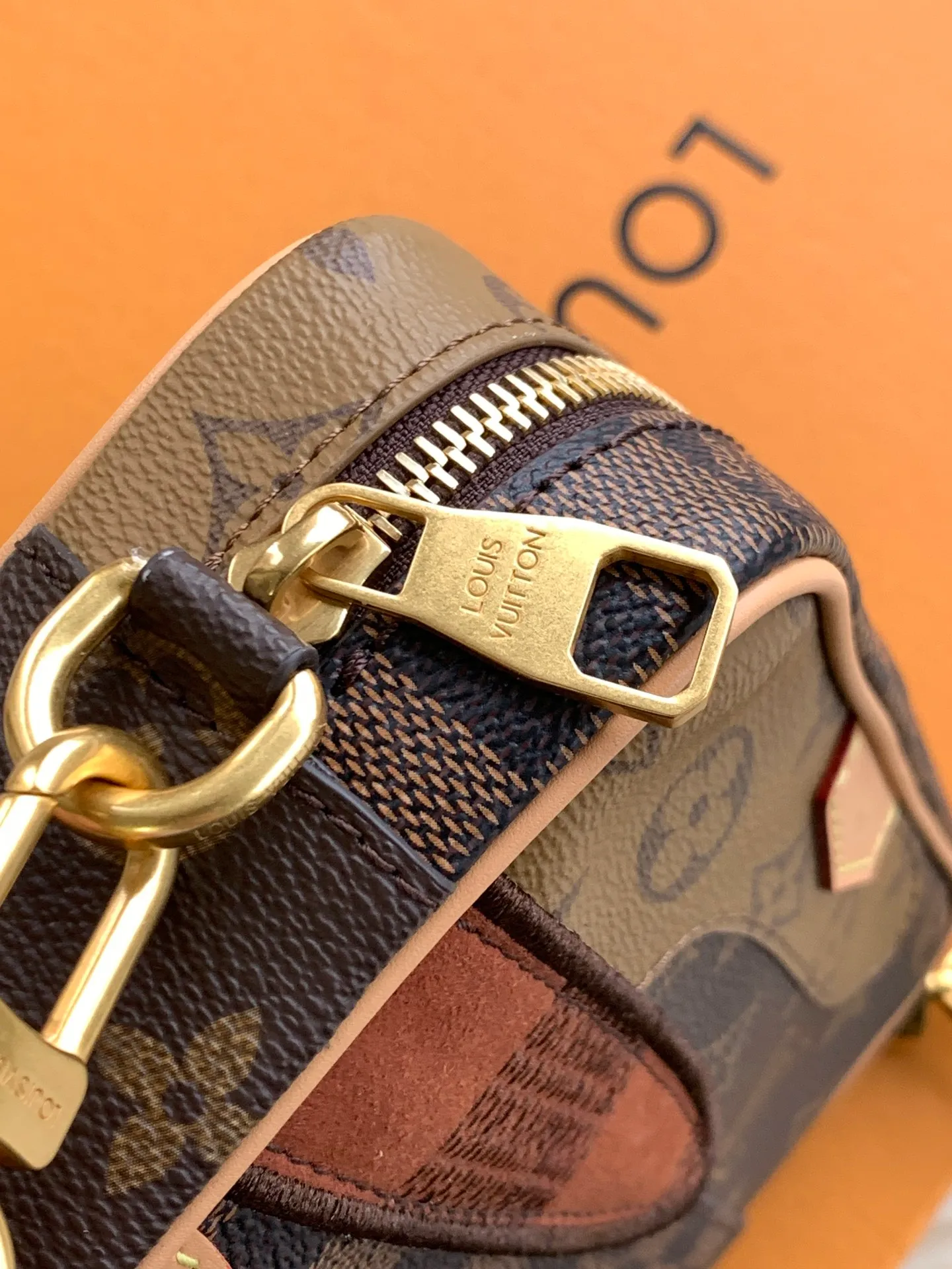 💰1060 Top original order M26020 Top original order Transcoding chip 163C This Trocadéro mini handbag is made of coated canvas, with Monogram and Damier patterns lighting up the collage design. Reinforced leather corners establish recognition, continuing the brand's inspiration for cross-body bags created in the 1980s, and the detachable and adjustable shoulder strap allows for a variety of carrying methods.  Dimensions: 13 x 6.5 x 20 cm (height x width x length)