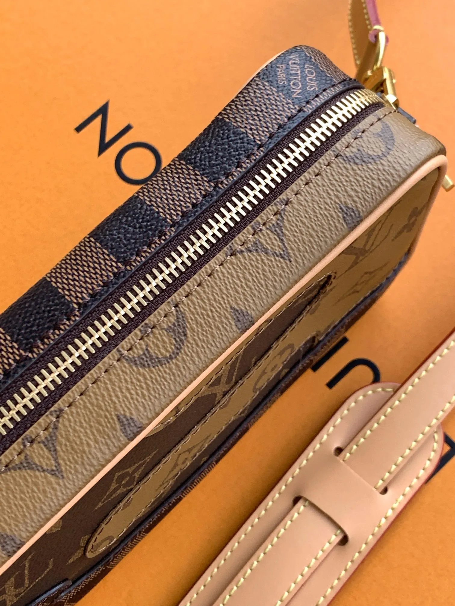 💰1060 Top original order M26020 Top original order Transcoding chip 163C This Trocadéro mini handbag is made of coated canvas, with Monogram and Damier patterns lighting up the collage design. Reinforced leather corners establish recognition, continuing the brand's inspiration for cross-body bags created in the 1980s, and the detachable and adjustable shoulder strap allows for a variety of carrying methods.  Dimensions: 13 x 6.5 x 20 cm (height x width x length)