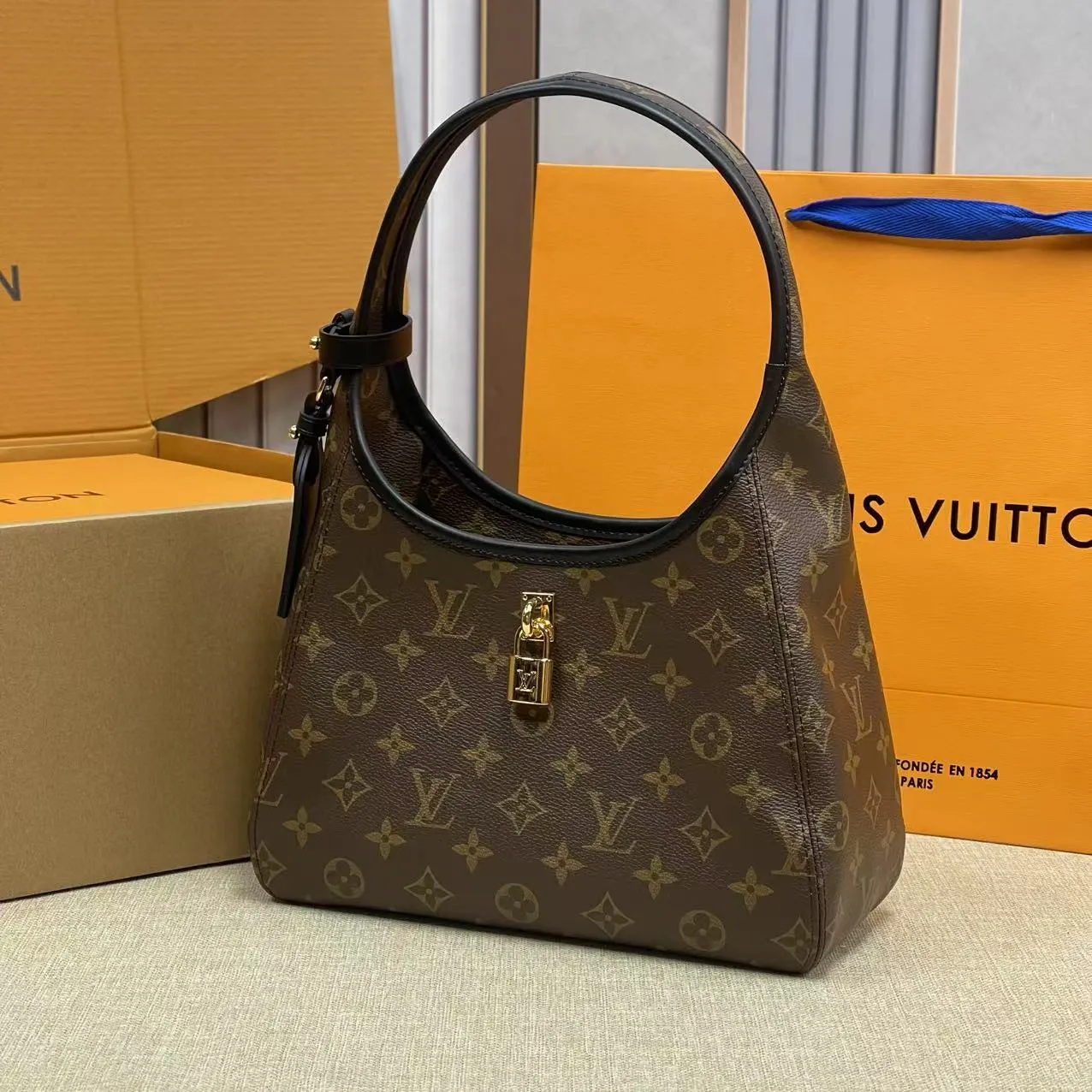 [Upgraded version] P520¥👛New model at the counter·Upgraded version·High quality·With gift box packaging🎁👓, Model: M12940 Presbyopic black armpit bag Seasonal new The Drop small handbag This The Drop small handbag draws inspiration from the Flower Hobo handbag that came out in 2018. It is cut from classic Monogram canvas to create an elegant configuration that combines trendy style and practical function. A signature padlock adorns the nameplate and is a sophisticated detail along with rich leather trim. It can easily store daily needs and fit in with the rhythm of urban life. 15 x 12 x 28 cm.