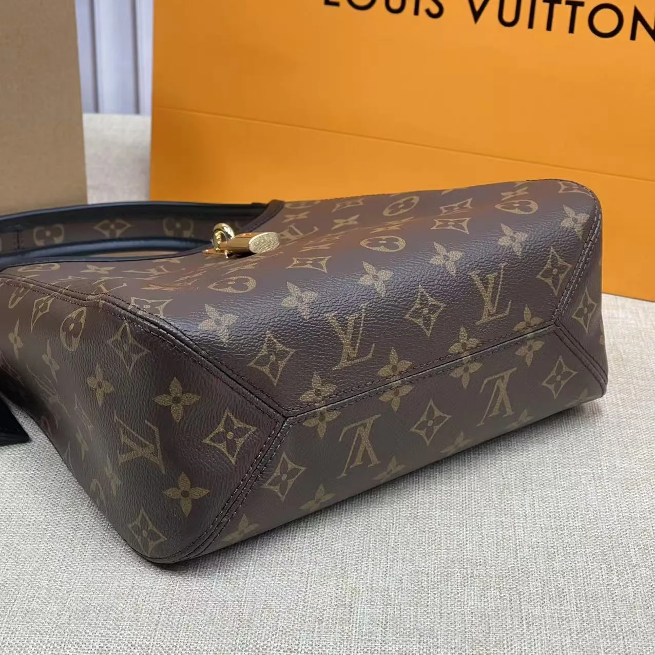 [Upgraded version] P520¥👛New model at the counter·Upgraded version·High quality·With gift box packaging🎁👓, Model: M12940 Presbyopic black armpit bag Seasonal new The Drop small handbag This The Drop small handbag draws inspiration from the Flower Hobo handbag that came out in 2018. It is cut from classic Monogram canvas to create an elegant configuration that combines trendy style and practical function. A signature padlock adorns the nameplate and is a sophisticated detail along with rich leather trim. It can easily store daily needs and fit in with the rhythm of urban life. 15 x 12 x 28 cm.