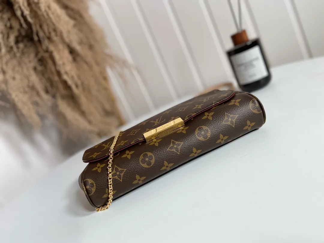 💰640 Top Original M40718 ✨A small and lightweight handbag made of Monogram canvas. It is a classic style that you can carry for any occasion. The magnet adsorption buckle is more convenient to use. Customized pure bronze hardware, 100% original tree paste leather imported from Italy, size 28×17×4