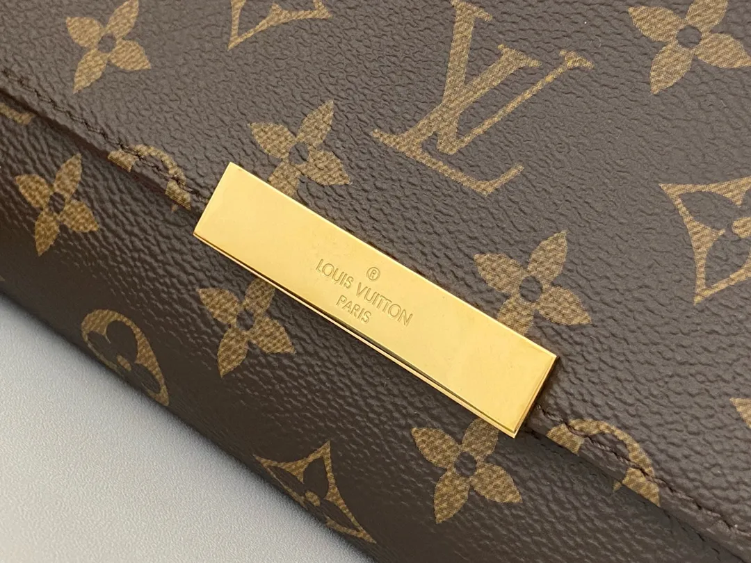 💰640 Top Original M40718 ✨A small and lightweight handbag made of Monogram canvas. It is a classic style that you can carry for any occasion. The magnet adsorption buckle is more convenient to use. Customized pure bronze hardware, 100% original tree paste leather imported from Italy, size 28×17×4