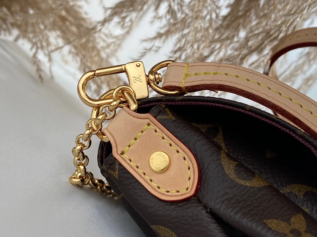 💰640 Top Original M40718 ✨A small and lightweight handbag made of Monogram canvas. It is a classic style that you can carry for any occasion. The magnet adsorption buckle is more convenient to use. Customized pure bronze hardware, 100% original tree paste leather imported from Italy, size 28×17×4