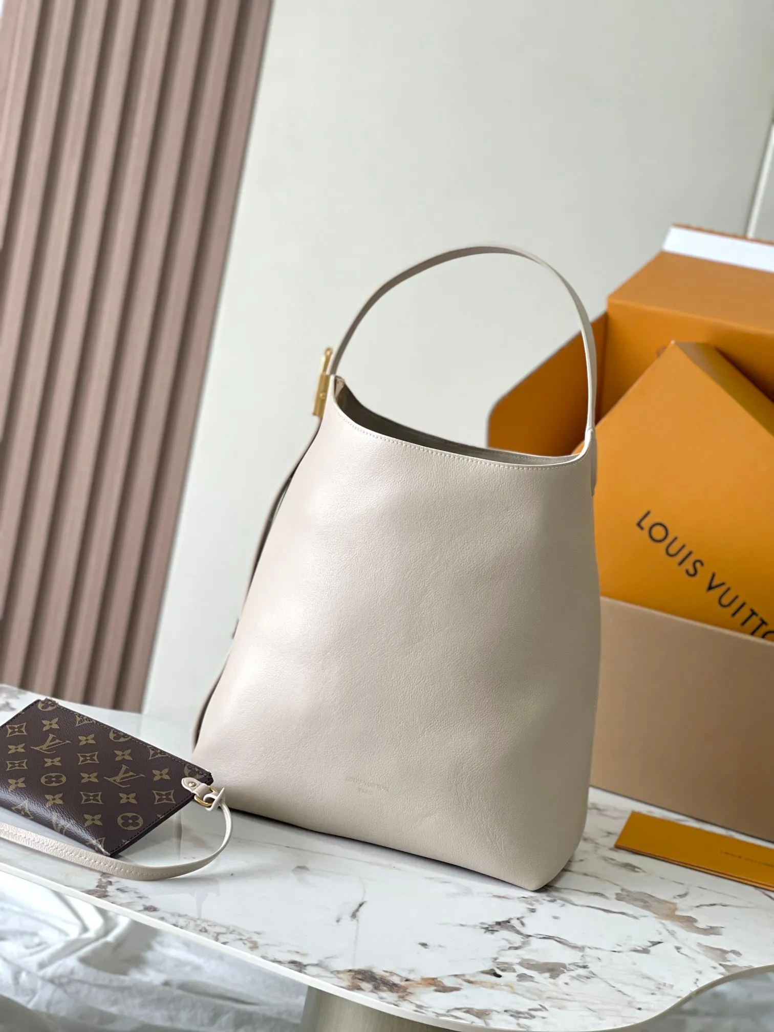 p3000 [Special grade MB chip version original leather] [Low Key Hobo medium handbag] is made of soft cow leather to outline simple and elegant lines, and is paired with suede lining to release a trendy atmosphere, showing the brand's exquisite craftsmanship. Model: M25022 dynamic chip version Material: A-grade all-steel hardware, imported original fabric Packaging: full set of original factory duty-free MB packaging Size: 31*35*18