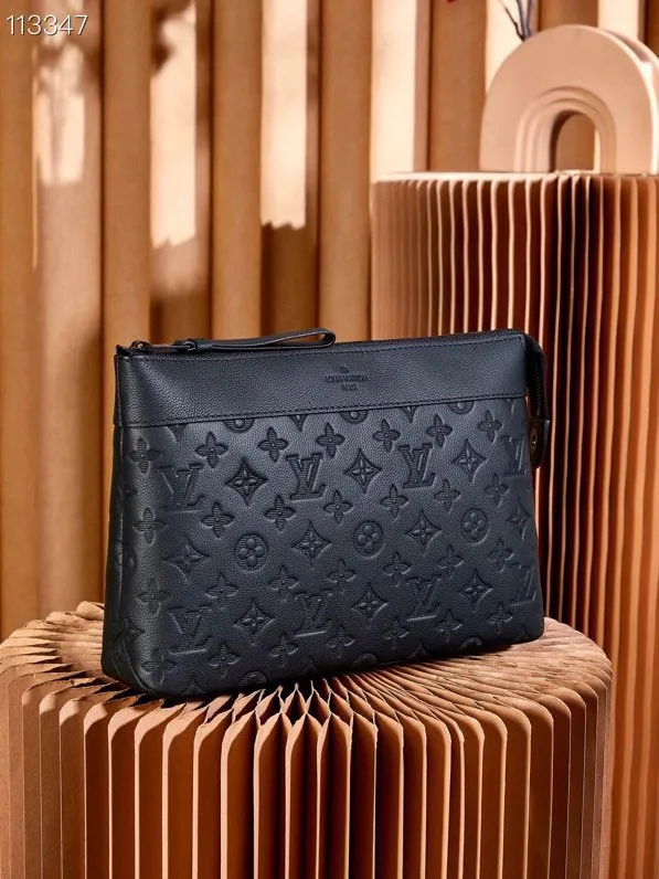 💰700 (first-grain leather) top-quality original all-steel hardware] M82545 black leather embossed CHETTE VOYAGE SOUE clutch chette Voyage Soue clutch bag is made of soft Monogram Eclie coated canvas, with rounded strokes to outline the classic chette Voyage clutch bag lines, bringing a comfortable travel experience. M82543 Full leather embossed, black floral black leather, black grid black leather, presbyopic black leather, Pila brand front compartment clutch, small clutch oo [handshake] [handshake] Slim configuration with zipper compartment and magnetic back pocket. Comes in gift box 32 x 21 x 8 cm (length x height x width)
