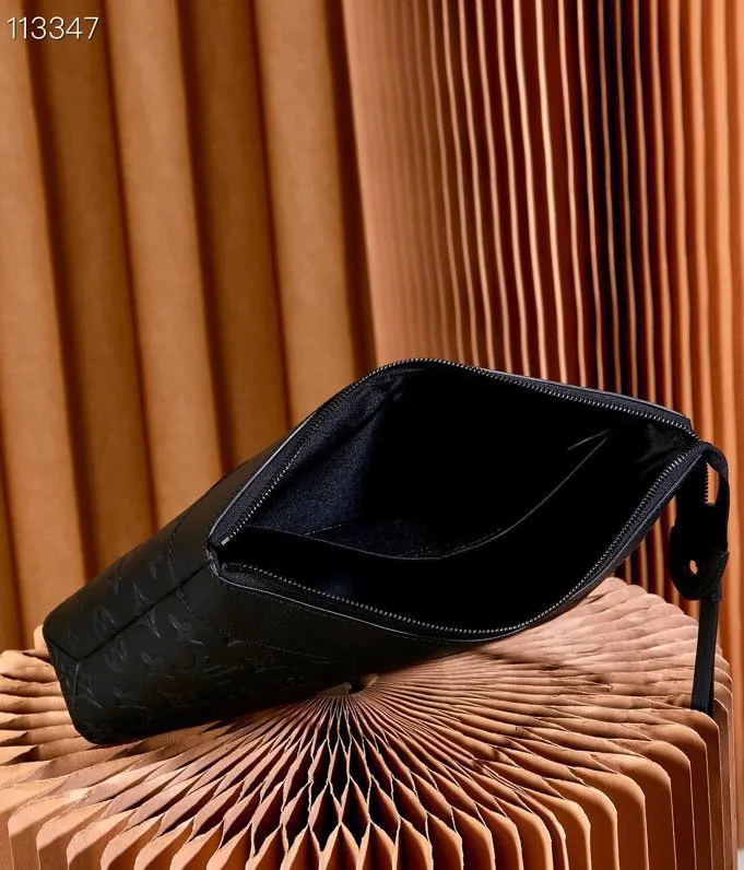 💰700 (first-grain leather) top-quality original all-steel hardware] M82545 black leather embossed CHETTE VOYAGE SOUE clutch chette Voyage Soue clutch bag is made of soft Monogram Eclie coated canvas, with rounded strokes to outline the classic chette Voyage clutch bag lines, bringing a comfortable travel experience. M82543 Full leather embossed, black floral black leather, black grid black leather, presbyopic black leather, Pila brand front compartment clutch, small clutch oo [handshake] [handshake] Slim configuration with zipper compartment and magnetic back pocket. Comes in gift box 32 x 21 x 8 cm (length x height x width)