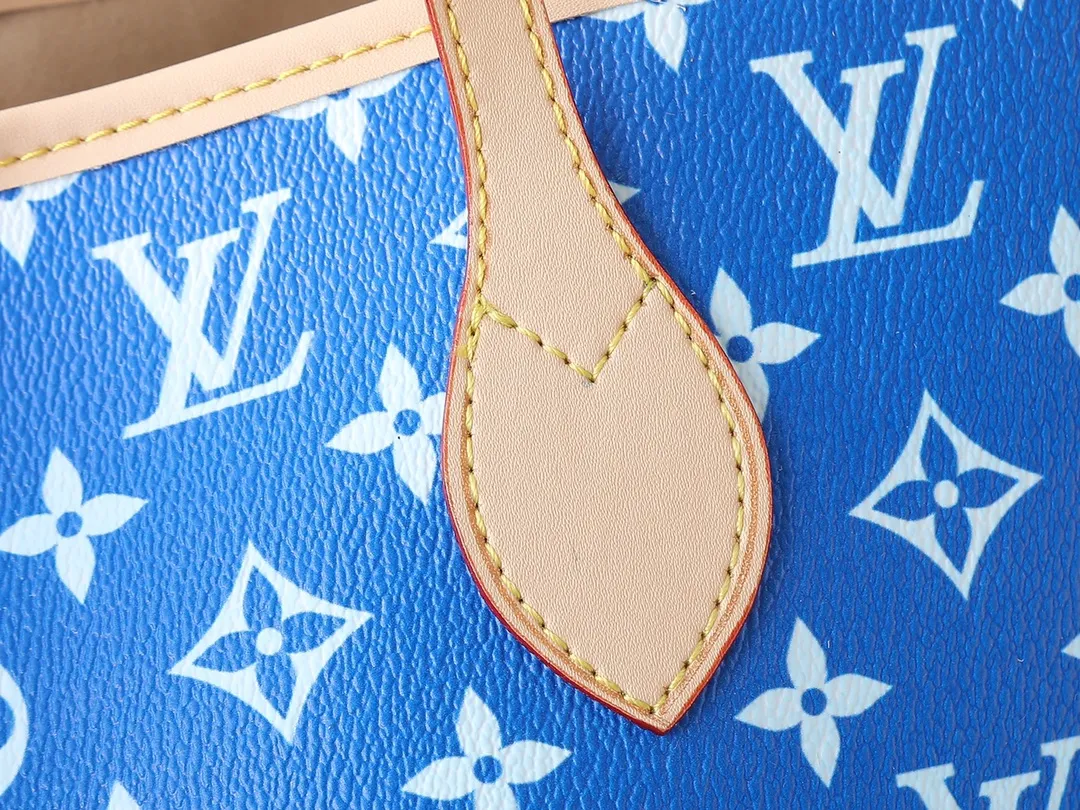 💰300💰Upgraded original M40995 The legendary Neverfull handbag can always meet your various handbag needs. It has a large capacity but is not bulky. It is stiff and soft to the touch, making it suitable for home and travel. Tighten the side ties and it instantly transforms into a stylish urban handbag. Loosen the straps and it transforms into a chic and practical handbag. The slender leather handle can be carried over the shoulder or between the arms. The model shown here is made of Damier Ebène canvas. Dimensions: 31.0 x 28.0 x 14.0 cm