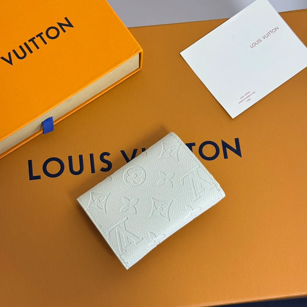 💰100 💎Upgraded from the original version🇫🇷 💌 "Portomone Rosari" using beautiful Monogram Unplant leather embossed with the iconic Monogram pattern. The rounded flap opens and closes with a gold-tone buckle emblazoned with "Louis Vuitton." The interior is also attractive with a zippered coin pocket, flat pocket and 2 card slots. Model: M81445 Size: 11X8X2.5
