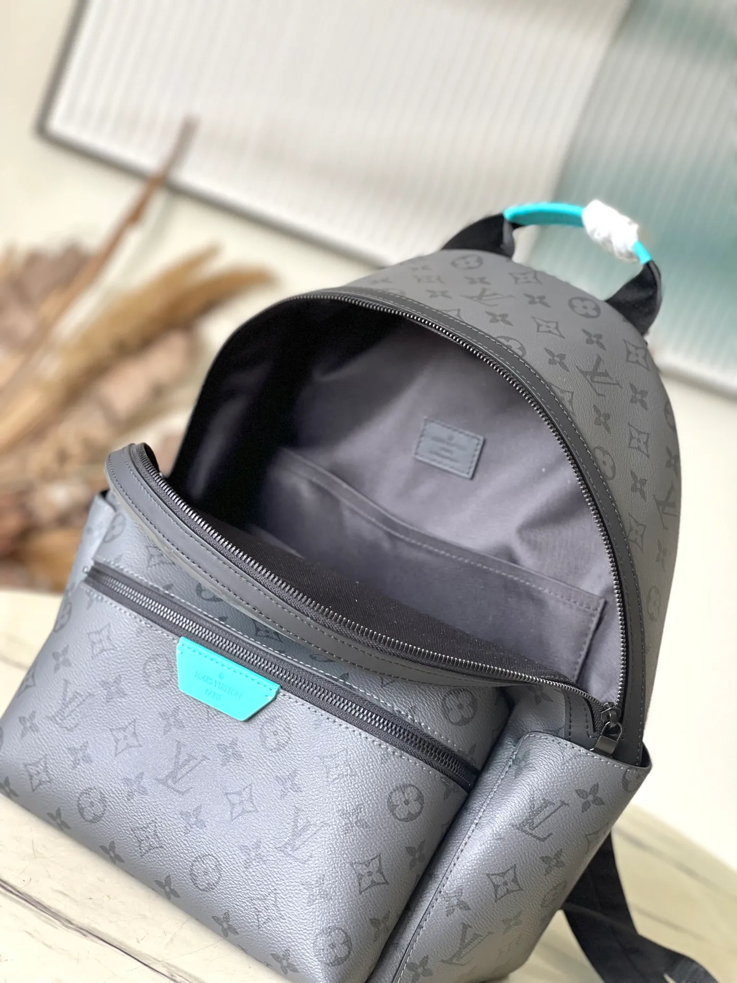 💰1020 Top Original M11641 This Discovery small backpack is made of dark Monogram Eclipse Reverse canvas, and then the leather label, zipper edge and top handle are dip-dyed in bright colors. The zippered front pocket and open side pockets complete the details, making it a perfect choice for everyday carry. Dimensions: 29 × 38 × 20 cm