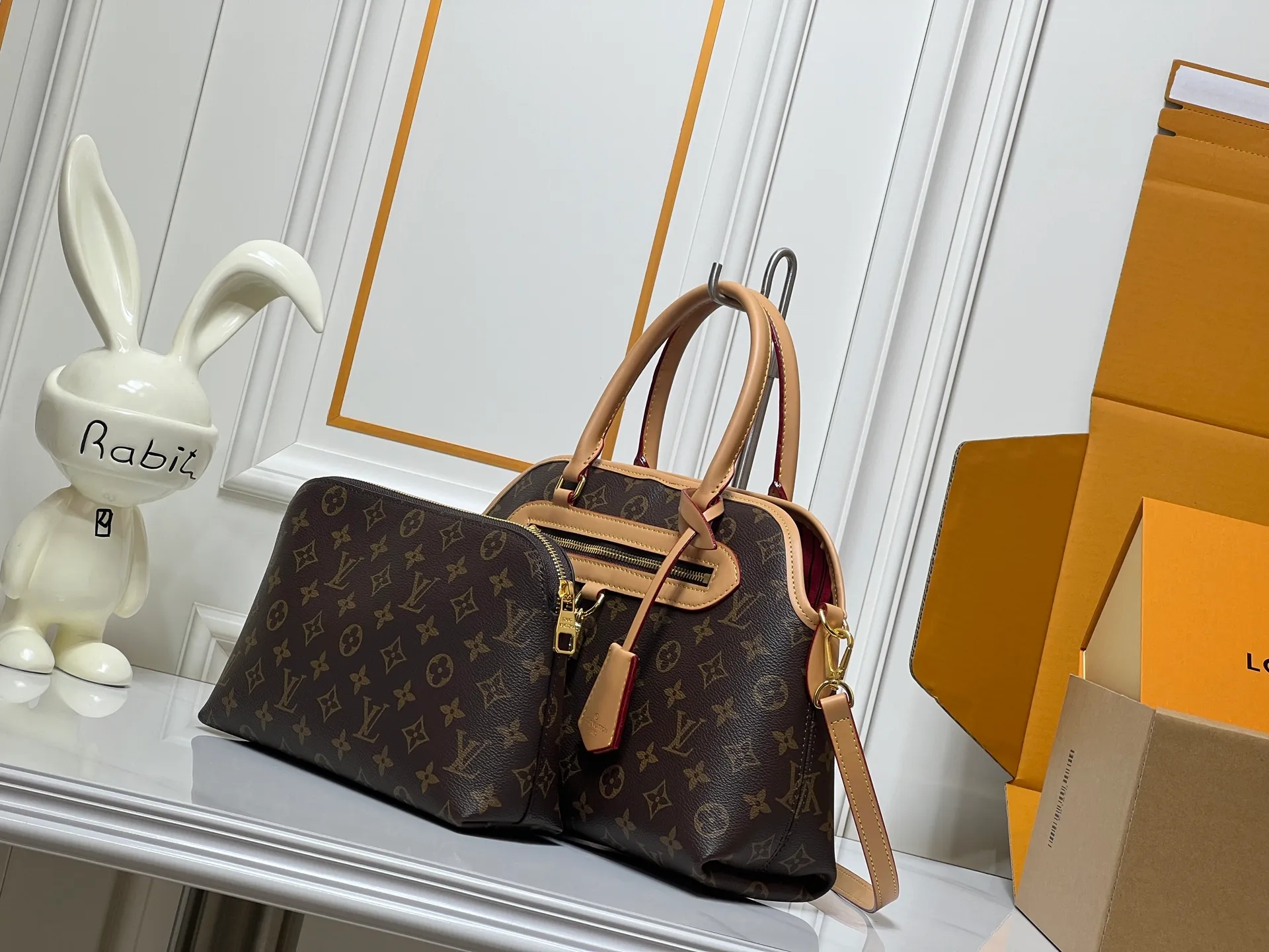 Batch 300💰Small size M15208 M25774 This Louis Vuitton Ever More PM handbag is made of classic Monogram canvas, with light-colored cowhide trim, decorated with a metal chain and padlock design, and has both hand and shoulder functions. It is the brand's modern interpretation of retro bags, integrating classic elements and contemporary design, showing an elegant retro style in the 2025 retro trend. It is suitable for daily commuting, leisure and other occasions. It is a fashionable and practical item. Large size: 35x22x15cm. Small size: 28x18x12cm