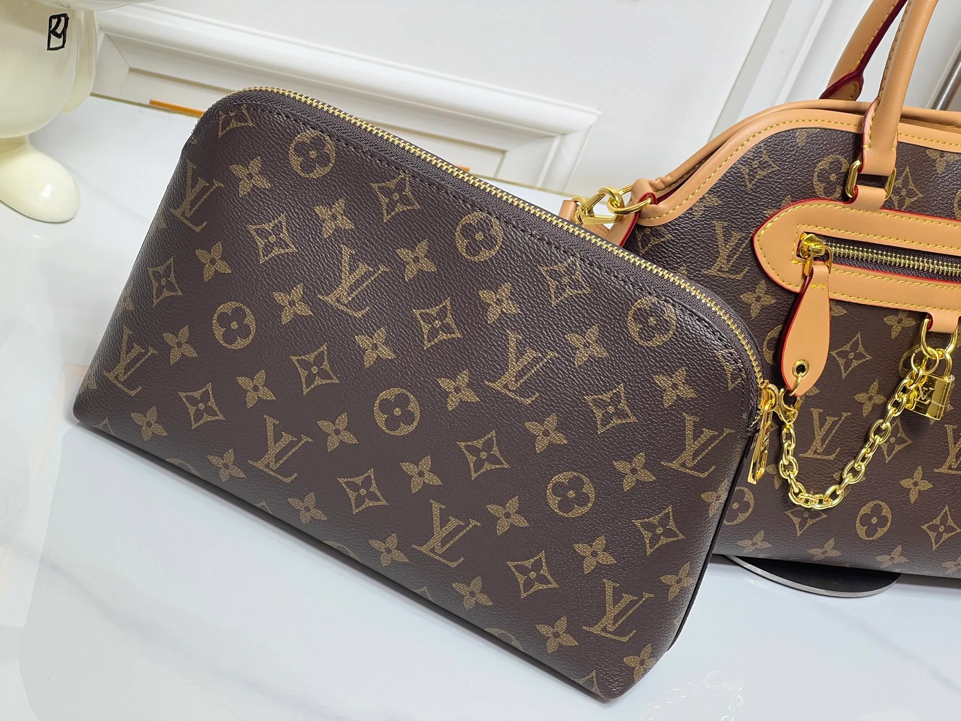 Batch 300💰Small size M15208 M25774 This Louis Vuitton Ever More PM handbag is made of classic Monogram canvas, with light-colored cowhide trim, decorated with a metal chain and padlock design, and has both hand and shoulder functions. It is the brand's modern interpretation of retro bags, integrating classic elements and contemporary design, showing an elegant retro style in the 2025 retro trend. It is suitable for daily commuting, leisure and other occasions. It is a fashionable and practical item. Large size: 35x22x15cm. Small size: 28x18x12cm