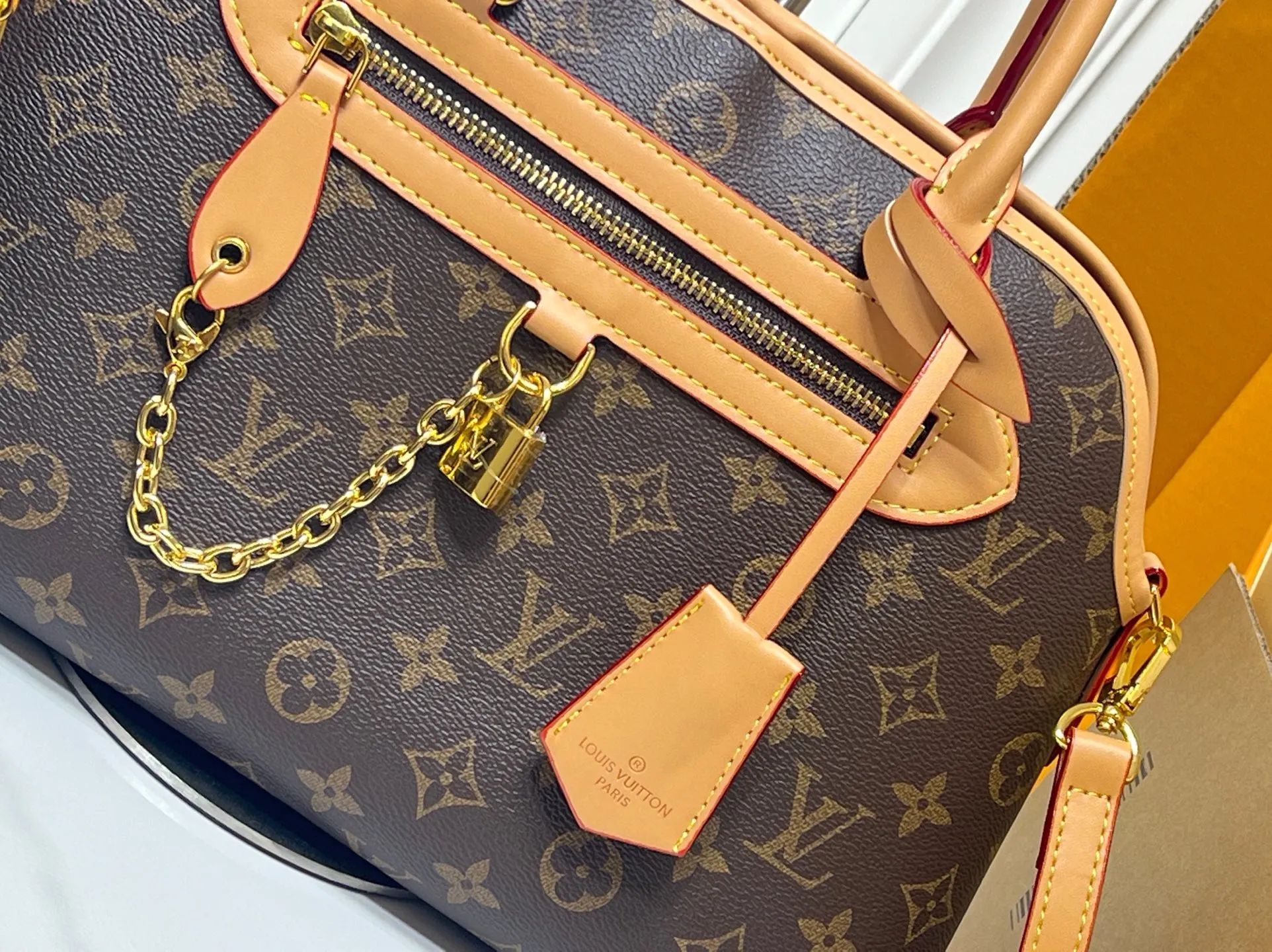 Batch 300💰Small size M15208 M25774 This Louis Vuitton Ever More PM handbag is made of classic Monogram canvas, with light-colored cowhide trim, decorated with a metal chain and padlock design, and has both hand and shoulder functions. It is the brand's modern interpretation of retro bags, integrating classic elements and contemporary design, showing an elegant retro style in the 2025 retro trend. It is suitable for daily commuting, leisure and other occasions. It is a fashionable and practical item. Large size: 35x22x15cm. Small size: 28x18x12cm
