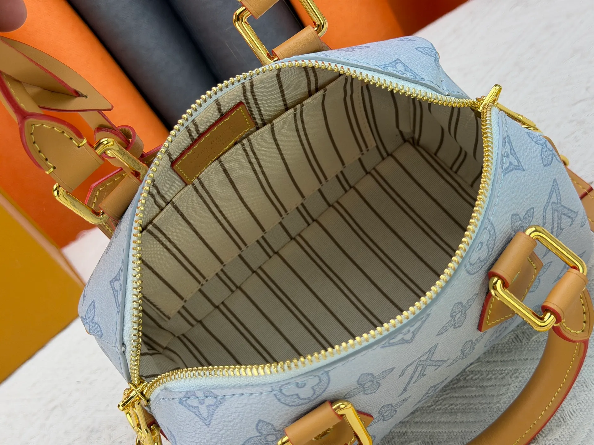 P240 M27951 M27530 Upgraded original version [Exclusive background shot] This Speedy Bandoulière 20 handbag condenses the brand's traditional Speedy travel bag design and is made of Monogram leather with fabric lining and cow leather trim. The wide, removable and adjustable fabric shoulder strap features Louis Vuitton's signature texture, and the rolled leather handles add to the carrying options. 20.5 x 13.5 x 12.0 cm (L x H x W) • Monogram coated canvas • Cow leather trim • Textile lining • Metal hardware • Padlock • Internal slip pocket • Shoulder strap: removable, adjustable • Strap half length: 39.0 cm • Strap half length adjustable to: 58.0 cm • Handle: Double handle