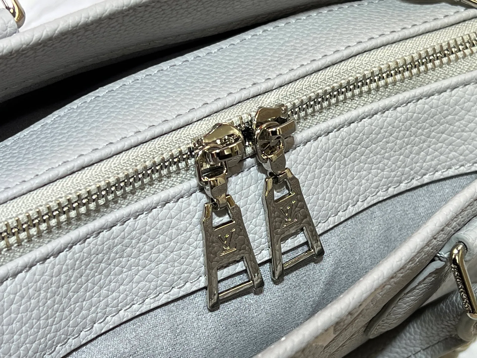 Batch 260💰Upgraded original M14213 M14236 M46653 This OnTheGo East West handbag is from the LV Milky Way series. The iconic Monogram Empreinte leather is rendered in seasonal colors, complemented by shiny metal parts and a detachable braided chain. The inner and outer compartments can store daily necessities in an orderly manner, and the compact size makes it easy to carry in a variety of ways. Dimensions: 25.0 x 13.0 x 10.0 cm (length x height x width)