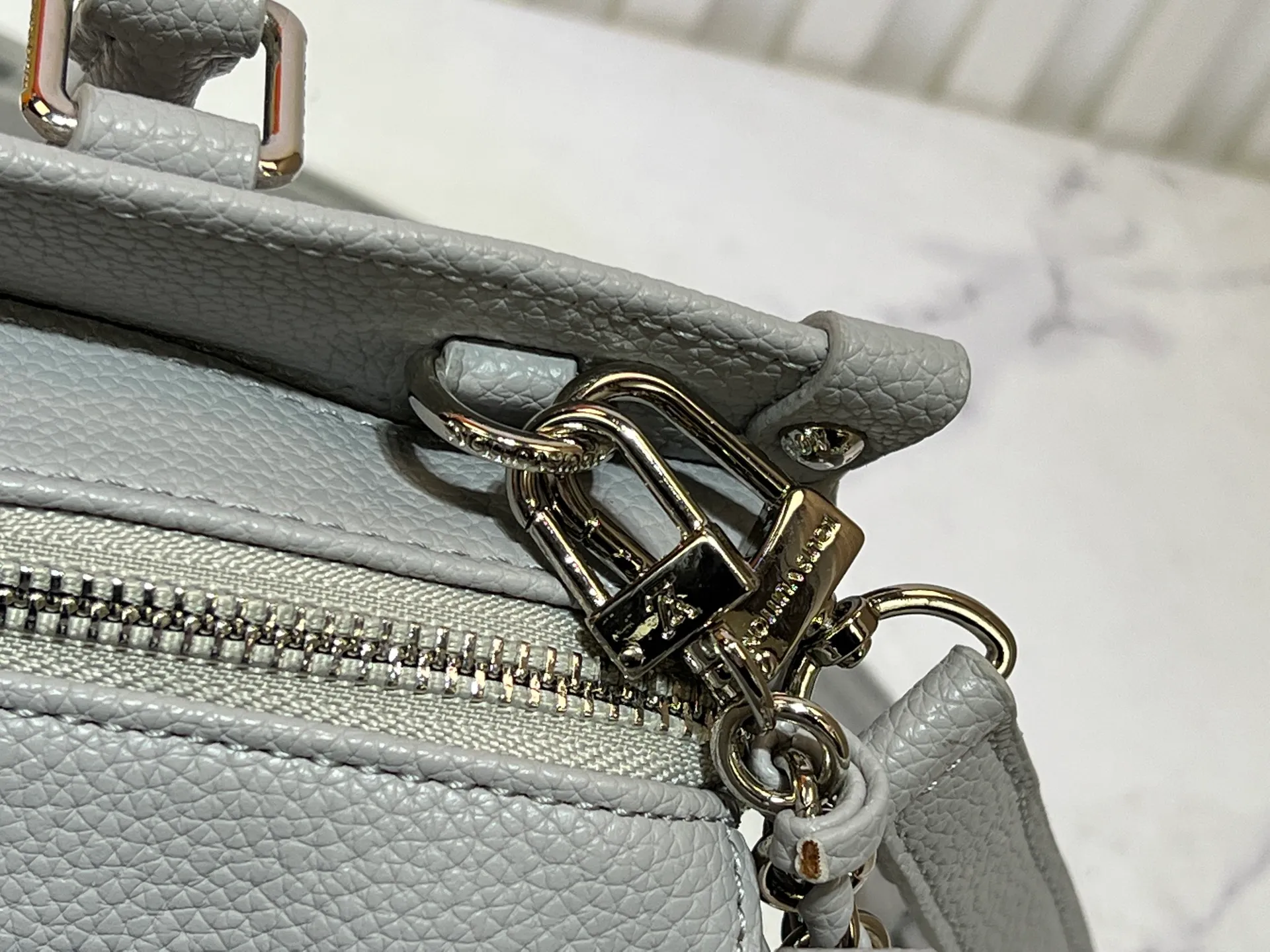 Batch 260💰Upgraded original M14213 M14236 M46653 This OnTheGo East West handbag is from the LV Milky Way series. The iconic Monogram Empreinte leather is rendered in seasonal colors, complemented by shiny metal parts and a detachable braided chain. The inner and outer compartments can store daily necessities in an orderly manner, and the compact size makes it easy to carry in a variety of ways. Dimensions: 25.0 x 13.0 x 10.0 cm (length x height x width)