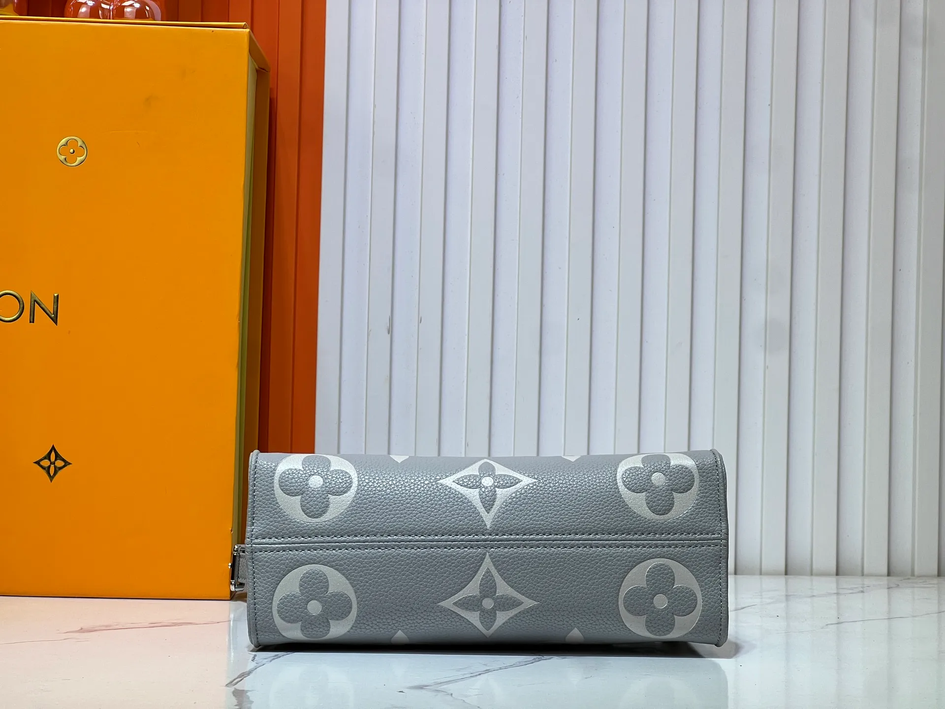 Batch 260💰Upgraded original M14213 M14236 M46653 This OnTheGo East West handbag is from the LV Milky Way series. The iconic Monogram Empreinte leather is rendered in seasonal colors, complemented by shiny metal parts and a detachable braided chain. The inner and outer compartments can store daily necessities in an orderly manner, and the compact size makes it easy to carry in a variety of ways. Dimensions: 25.0 x 13.0 x 10.0 cm (length x height x width)