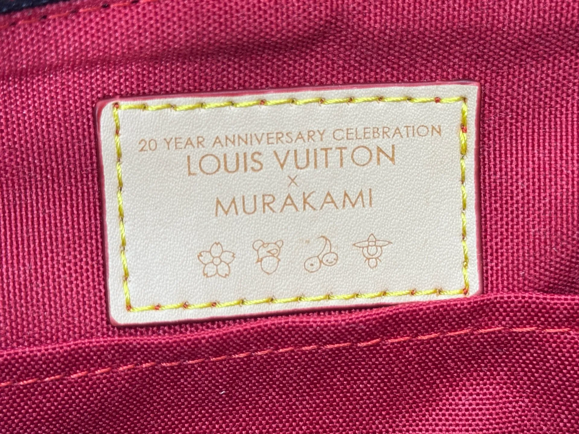 P240 Upgraded original version This cherry 🍒M13094 M46234 M46222 Sedy Bandoulière 20 handbag is made of soft coated canvas, and the full-length Monogram pattern is traced in colorful rainbow tones, highlighting the smart style of the Louis Vuitton x Murakami reissue series. The Toron handle and detachable shoulder strap are constructed of cow leather, the metal corners recall classic luggage, and the bow-shaped key bag and padlock add brand touches. Dimensions: 20.5 x 13.5 x 12.0 cm (length x height x width)