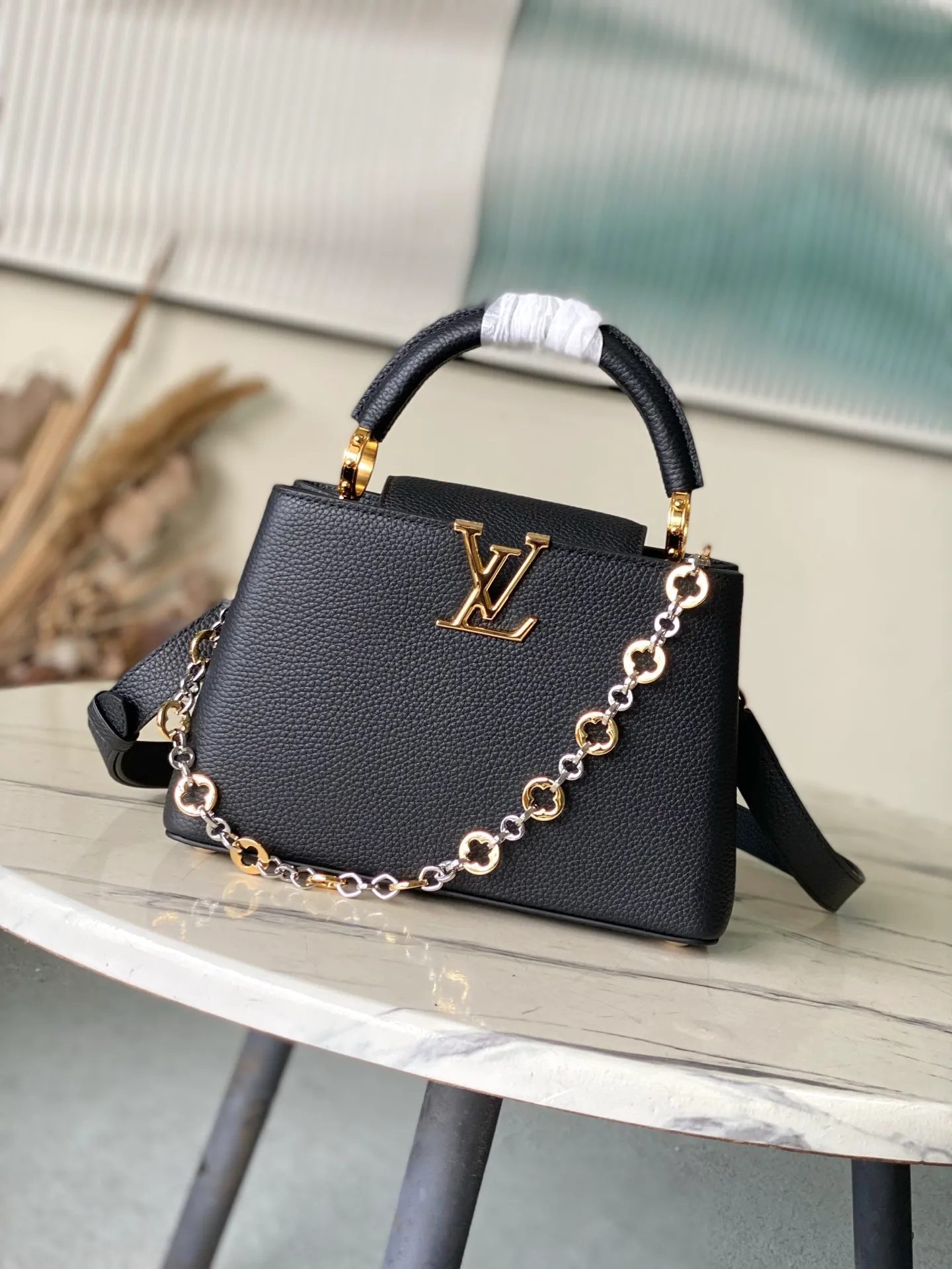 💰2380 "Special Grade Original Leather" M12936 Black Small Size This Capucines BB handbag is made of flexible Taurillon cow leather. It uses jewelry-style double-plated chains and Monogram floral elements to highlight the identity of the Chain On You series. The flip cover can be placed on both the inside and outside. The ample structure and multiple inner pockets are convenient for storing daily needs. The rounded V letter adds an ingenious detail. Dimensions: 27 × 18 × 9 cm