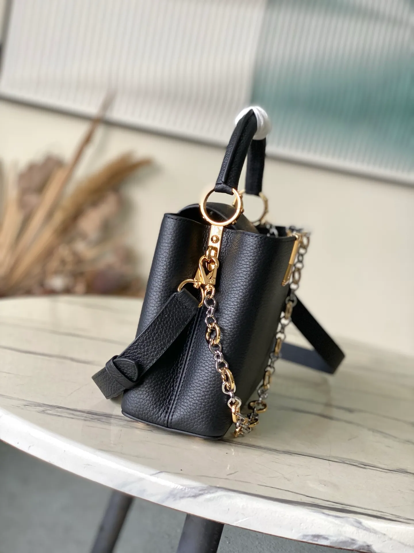 💰2380 "Special Grade Original Leather" M12936 Black Small Size This Capucines BB handbag is made of flexible Taurillon cow leather. It uses jewelry-style double-plated chains and Monogram floral elements to highlight the identity of the Chain On You series. The flip cover can be placed on both the inside and outside. The ample structure and multiple inner pockets are convenient for storing daily needs. The rounded V letter adds an ingenious detail. Dimensions: 27 × 18 × 9 cm