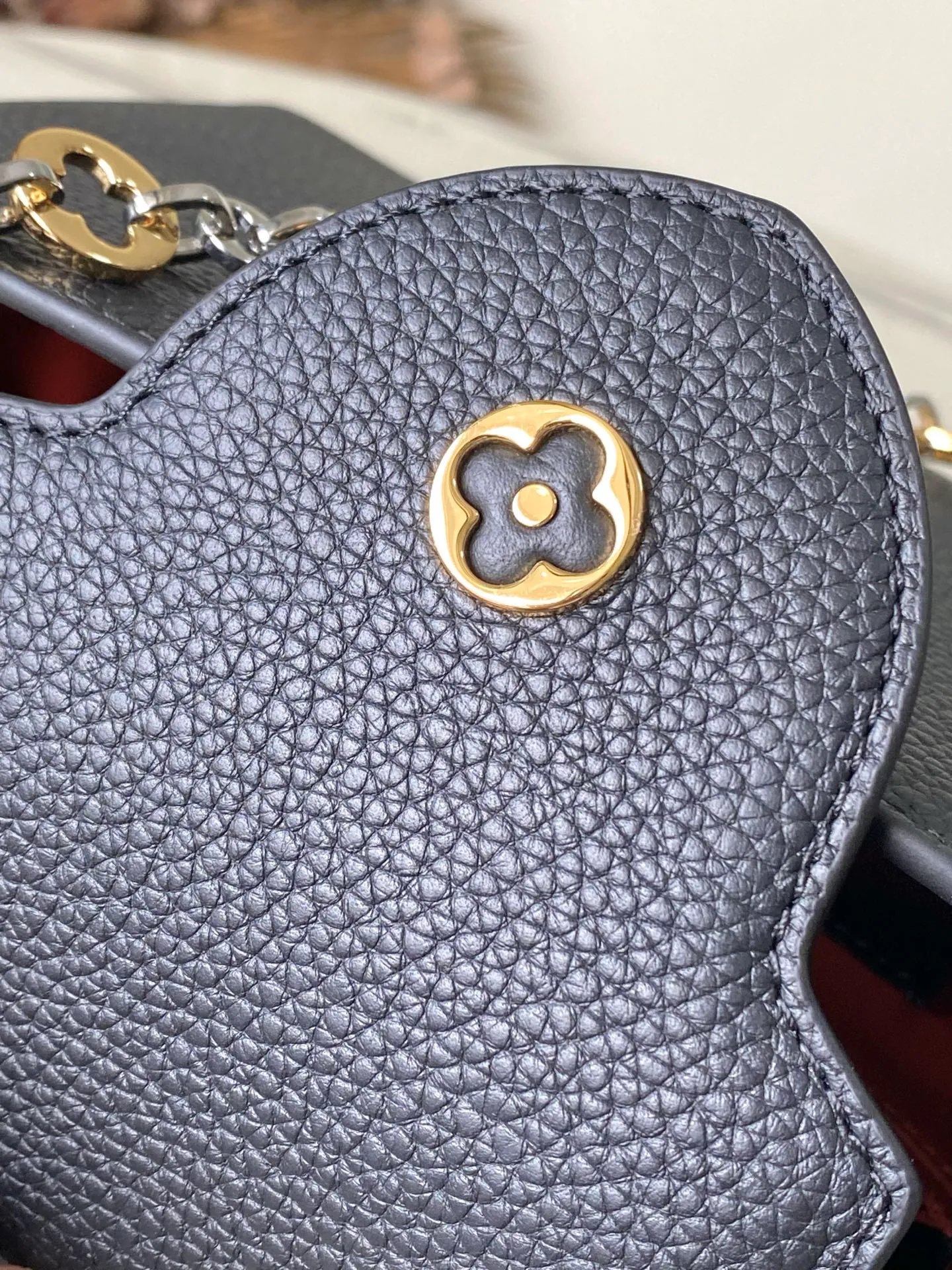 💰2380 "Special Grade Original Leather" M12936 Black Small Size This Capucines BB handbag is made of flexible Taurillon cow leather. It uses jewelry-style double-plated chains and Monogram floral elements to highlight the identity of the Chain On You series. The flip cover can be placed on both the inside and outside. The ample structure and multiple inner pockets are convenient for storing daily needs. The rounded V letter adds an ingenious detail. Dimensions: 27 × 18 × 9 cm