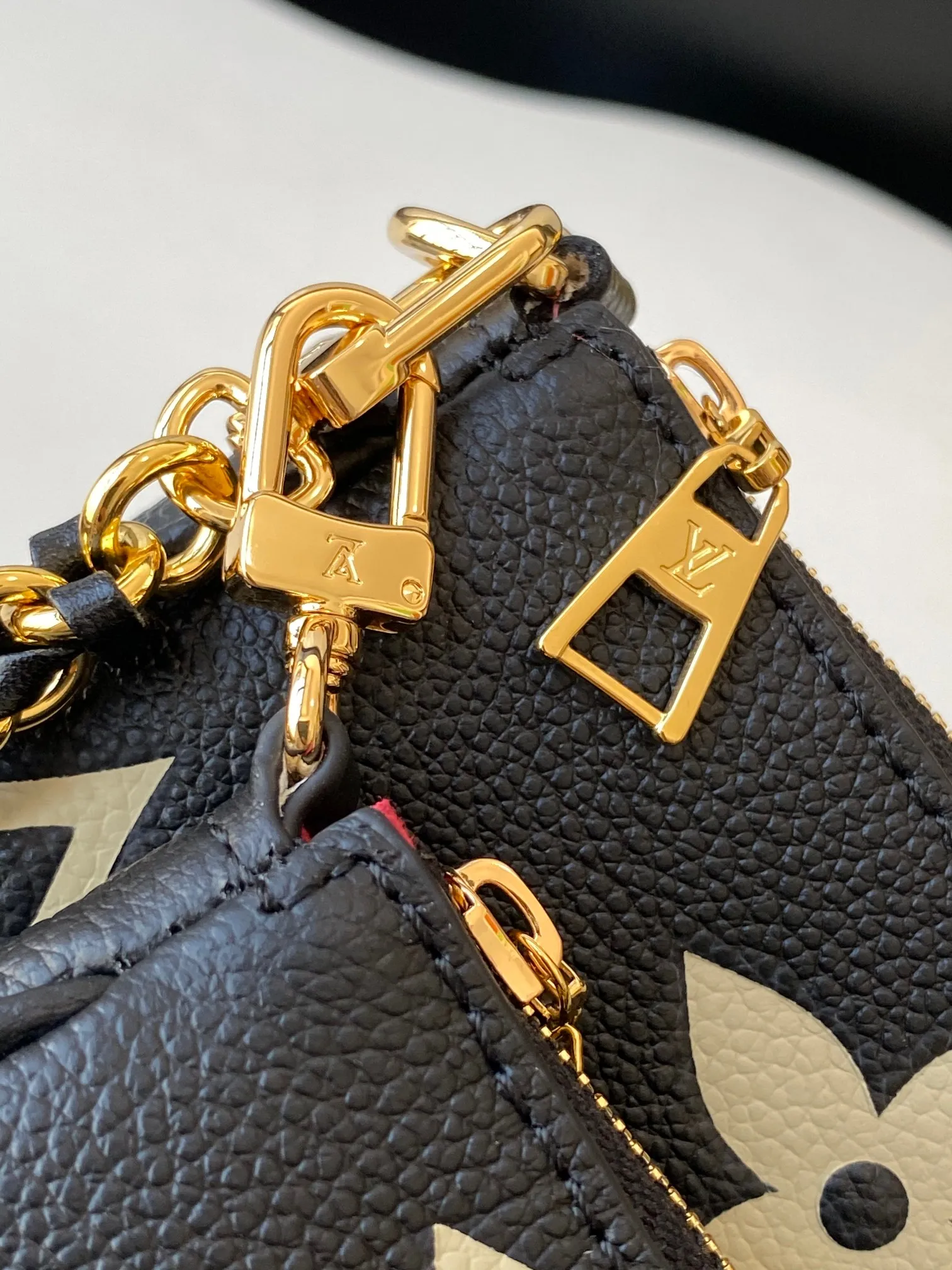 💰940 (top layer leather) top original single dynamic transcoding chip [three-piece mahjong bag] New full leather printing Highly practical in stock M22670 green M45777 black silk screen M80399 black embossed M80447 white embossed M45777 black silk screen M80447 white silk screen M45777 apricot embossed M45777 apricot silk screen M46093 color pink M46180 color blue [three-piece mahjong bag] New full leather printing Highly practical in stock M46569 off-white new version M45777 black silk screen M80399 black embossed M80447 white embossed M45777 black silk screen M80447 white silk screen M45777 apricot embossed M45777 apricot silk screen M46093 color pink. It is a must-have for celebrities and fashionable people. It has a very high appearance rate. It is not restricted by seasons. It is very suitable for matching clothes no matter what season. Carrying a three-piece mahjong bag will instantly transform you from an amateur to a fashion "blogger" who knows how to dress. Large: 23.5×13×4.5cm. Small: 18.5×11×4.5cm. 80%. A must-have for celebrities and fashionable people. It has a very high appearance rate. Not restricted by the season, it is very suitable for matching clothes no matter what season. Carrying a three-piece mahjong bag will instantly transform you from an amateur to a fashion "blogger" who knows how to dress 😎 Large: 23.5×13×4.5cm Small: 18.5×11×4.5cm 80%M It is a must-have for celebrities and fashionable people and has a very high appearance rate. Not restricted by the season, it is very suitable for matching clothes no matter what season. Carrying a three-piece mahjong bag on your back will instantly transform you from an amateur to a fashionable "blogger" who knows how to dress well 😎 Large: 23.5×13×4.5cm Small: 18.5×11×4.5cm 80%