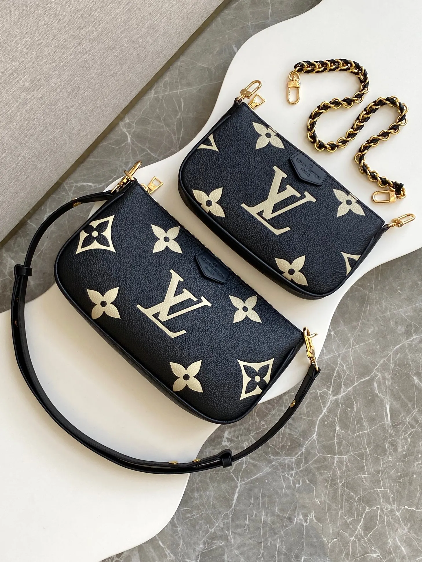 💰940 (top layer leather) top original single dynamic transcoding chip [three-piece mahjong bag] New full leather printing Highly practical in stock M22670 green M45777 black silk screen M80399 black embossed M80447 white embossed M45777 black silk screen M80447 white silk screen M45777 apricot embossed M45777 apricot silk screen M46093 color pink M46180 color blue [three-piece mahjong bag] New full leather printing Highly practical in stock M46569 off-white new version M45777 black silk screen M80399 black embossed M80447 white embossed M45777 black silk screen M80447 white silk screen M45777 apricot embossed M45777 apricot silk screen M46093 color pink. It is a must-have for celebrities and fashionable people. It has a very high appearance rate. It is not restricted by seasons. It is very suitable for matching clothes no matter what season. Carrying a three-piece mahjong bag will instantly transform you from an amateur to a fashion "blogger" who knows how to dress. Large: 23.5×13×4.5cm. Small: 18.5×11×4.5cm. 80%. A must-have for celebrities and fashionable people. It has a very high appearance rate. Not restricted by the season, it is very suitable for matching clothes no matter what season. Carrying a three-piece mahjong bag will instantly transform you from an amateur to a fashion "blogger" who knows how to dress 😎 Large: 23.5×13×4.5cm Small: 18.5×11×4.5cm 80%M It is a must-have for celebrities and fashionable people and has a very high appearance rate. Not restricted by the season, it is very suitable for matching clothes no matter what season. Carrying a three-piece mahjong bag on your back will instantly transform you from an amateur to a fashionable "blogger" who knows how to dress well 😎 Large: 23.5×13×4.5cm Small: 18.5×11×4.5cm 80%
