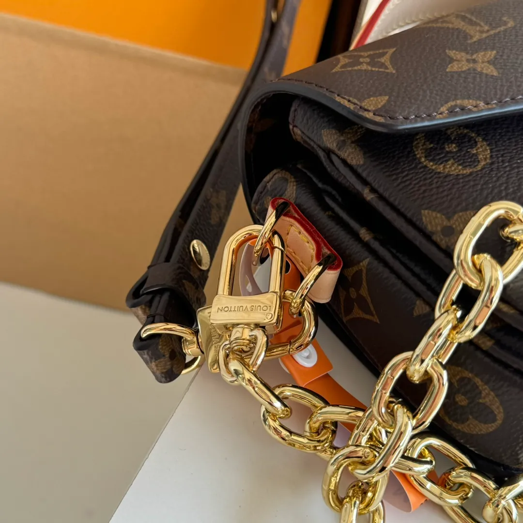 p1760 [Configured with a full set of MB tax-free packaging] 𝐏𝐨𝐜𝐡𝐞𝐭𝐭𝐞 𝐌é𝐭𝐢𝐬 𝐄𝐚𝐬𝐭 𝐖𝐞𝐬𝐭 #M46279 Special grade all-steel chip version physical shot ▪️Size: 21.5*13.5*6cm▪️ 𝐌𝐢𝐧𝐢The little postman continues the classic elements while adding new charm. The chain is detachable and the presbyopic shoulder strap is adjustable. The chain can be used as an armpit bag, full of retro style. The presbyopic shoulder strap can be worn cross-body or on the shoulder. You can detach and match the shoulder strap at will to create different styling effects. The bag is very lightweight and has an interior divided compartment design, making it more user-friendly. It is definitely the dark horse of this new model and a hot-selling model!