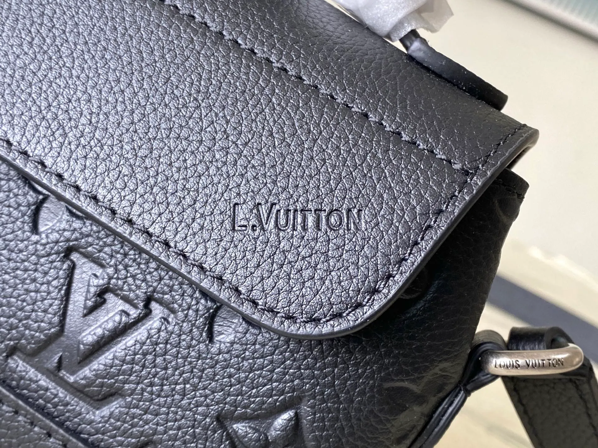 💰1000 (top layer leather) top original order M13888 This Steamer East West mini handbag is made of Monogram embossed Taurillon cow leather in a horizontal configuration, highlighting the classic design of the Steamer series. A flap closure, unique reinforced corners, and a top handle add to the refined details. Equipped with an adjustable shoulder strap, it can be worn as a cross-body or hand-held bag at will. Dimensions: 20 × 11 × 5 cm