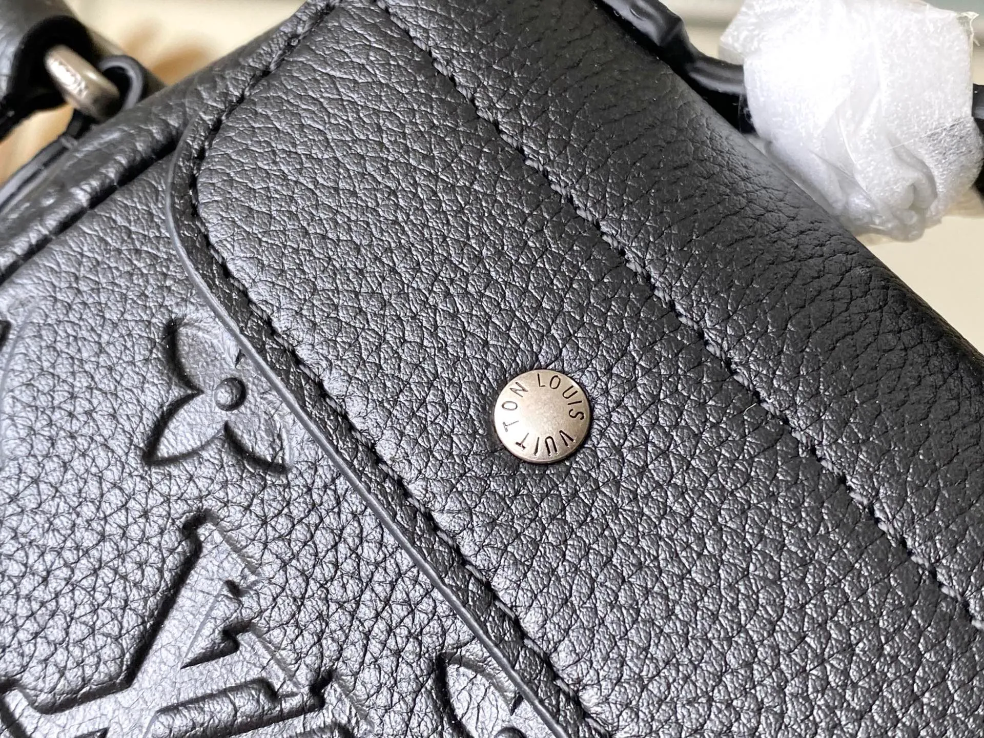 💰1000 (top layer leather) top original order M13888 This Steamer East West mini handbag is made of Monogram embossed Taurillon cow leather in a horizontal configuration, highlighting the classic design of the Steamer series. A flap closure, unique reinforced corners, and a top handle add to the refined details. Equipped with an adjustable shoulder strap, it can be worn as a cross-body or hand-held bag at will. Dimensions: 20 × 11 × 5 cm