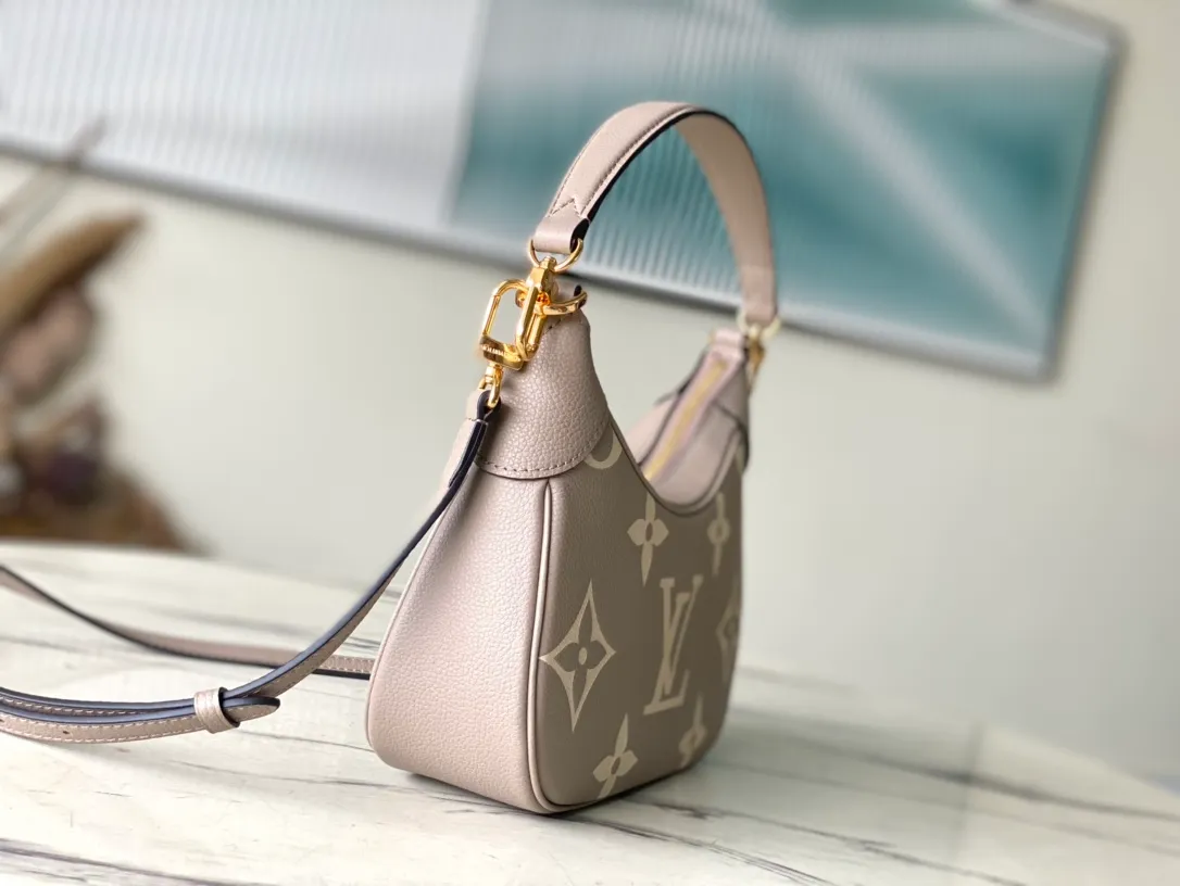 💰1040 (top layer leather) top original single M46112 elephant gray silk screen embossed This Bagatelle handbag is shaped with Monogram Empreinte soft grain leather, and the large embossed pattern is highlighted in the color contrast. Discover trendy carrying options with the detachable handle and detachable and adjustable shoulder strap. 24.0 x 18.0 x 7.0 cm (length x height x width)