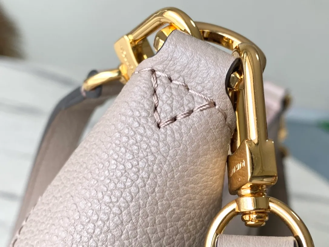 💰1040 (top layer leather) top original single M46112 elephant gray silk screen embossed This Bagatelle handbag is shaped with Monogram Empreinte soft grain leather, and the large embossed pattern is highlighted in the color contrast. Discover trendy carrying options with the detachable handle and detachable and adjustable shoulder strap. 24.0 x 18.0 x 7.0 cm (length x height x width)